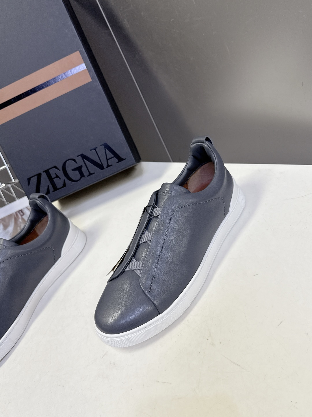 杰尼亚Ermenegildo Zegna春夏最新款一脚蹬休闲鞋超多明星网红种草 属于品牌标志性的“老钱风