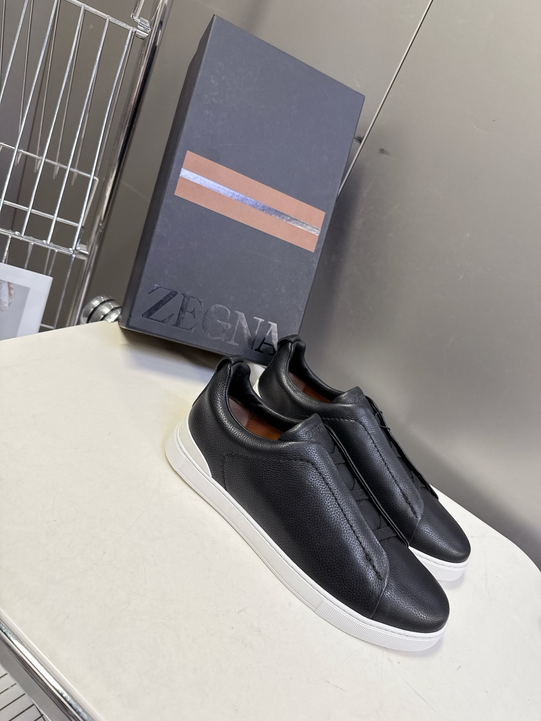 杰尼亚Ermenegildo Zegna春夏最新款一脚蹬休闲鞋超多明星网红种草 属于品牌标志性的“老钱风