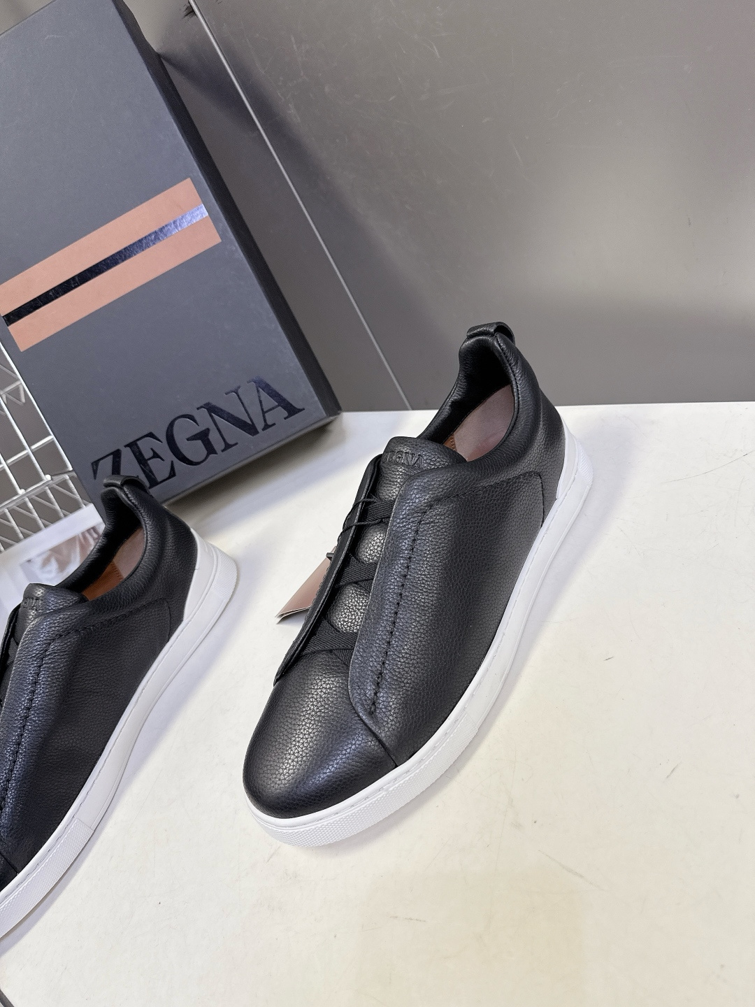 杰尼亚Ermenegildo Zegna春夏最新款一脚蹬休闲鞋超多明星网红种草 属于品牌标志性的“老钱风