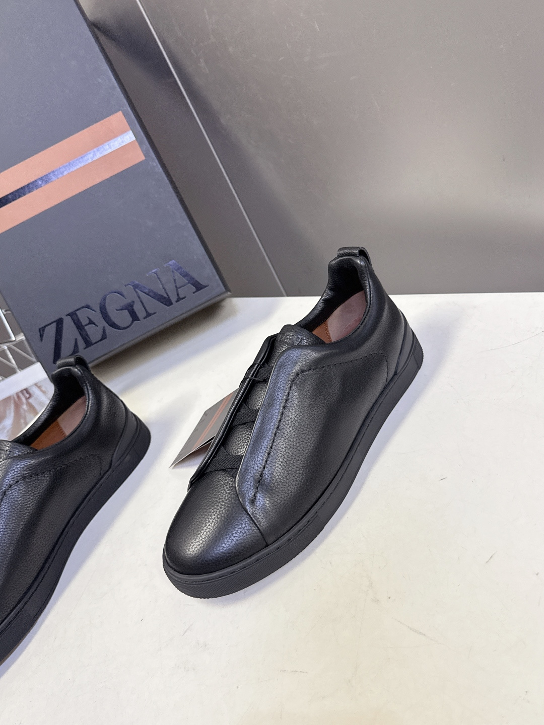 杰尼亚Ermenegildo Zegna春夏最新款一脚蹬休闲鞋超多明星网红种草 属于品牌标志性的“老钱风