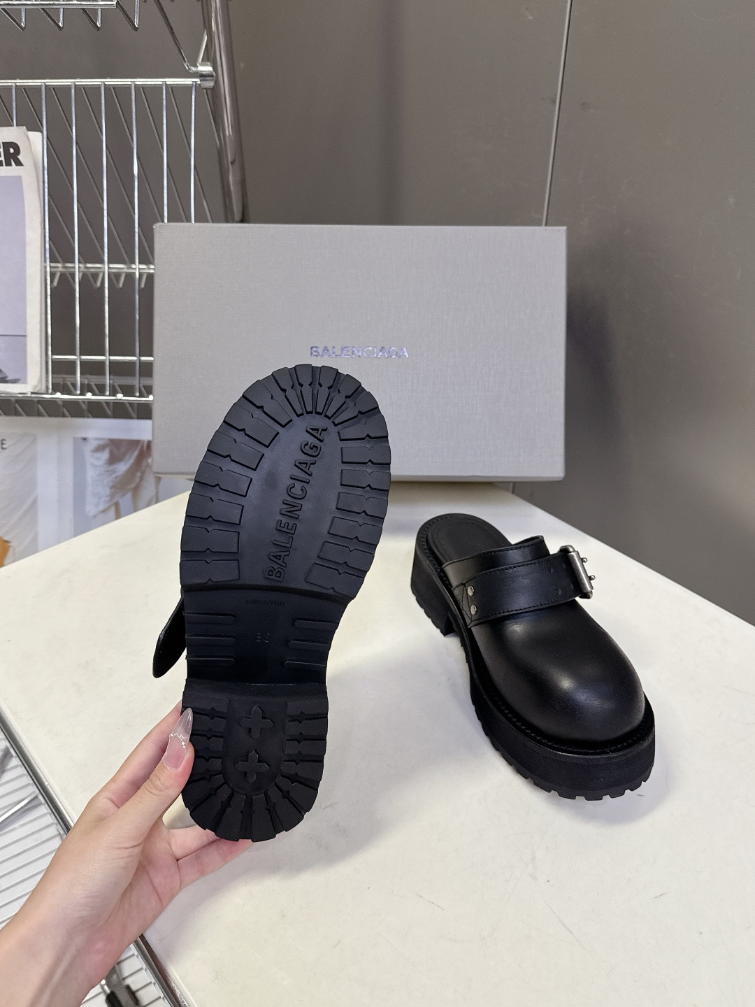 男装➕10 巴黎世家Balenciaga春夏最新款厚底金属扣穆勒勃肯拖 超多明星网红种草 鞋面采用可调节