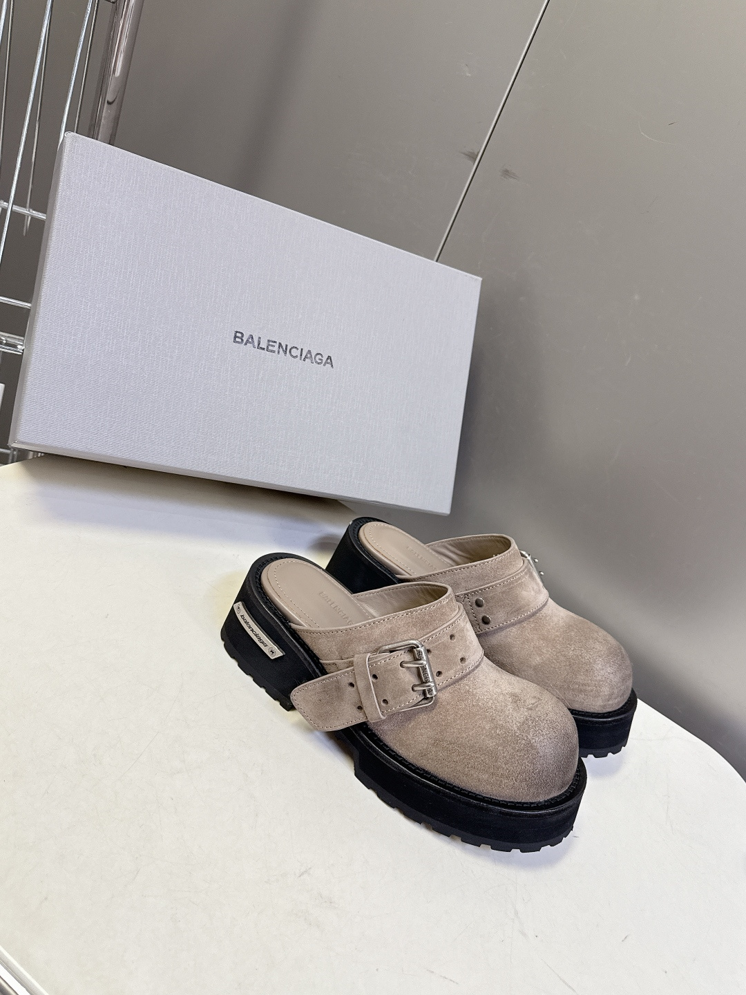 男装➕10 巴黎世家Balenciaga春夏最新款厚底金属扣穆勒勃肯拖 超多明星网红种草 鞋面采用可调节
