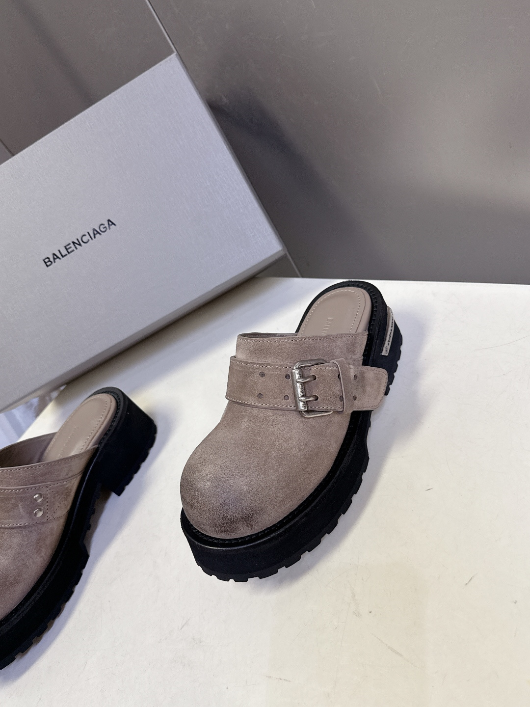 男装➕10 巴黎世家Balenciaga春夏最新款厚底金属扣穆勒勃肯拖 超多明星网红种草 鞋面采用可调节