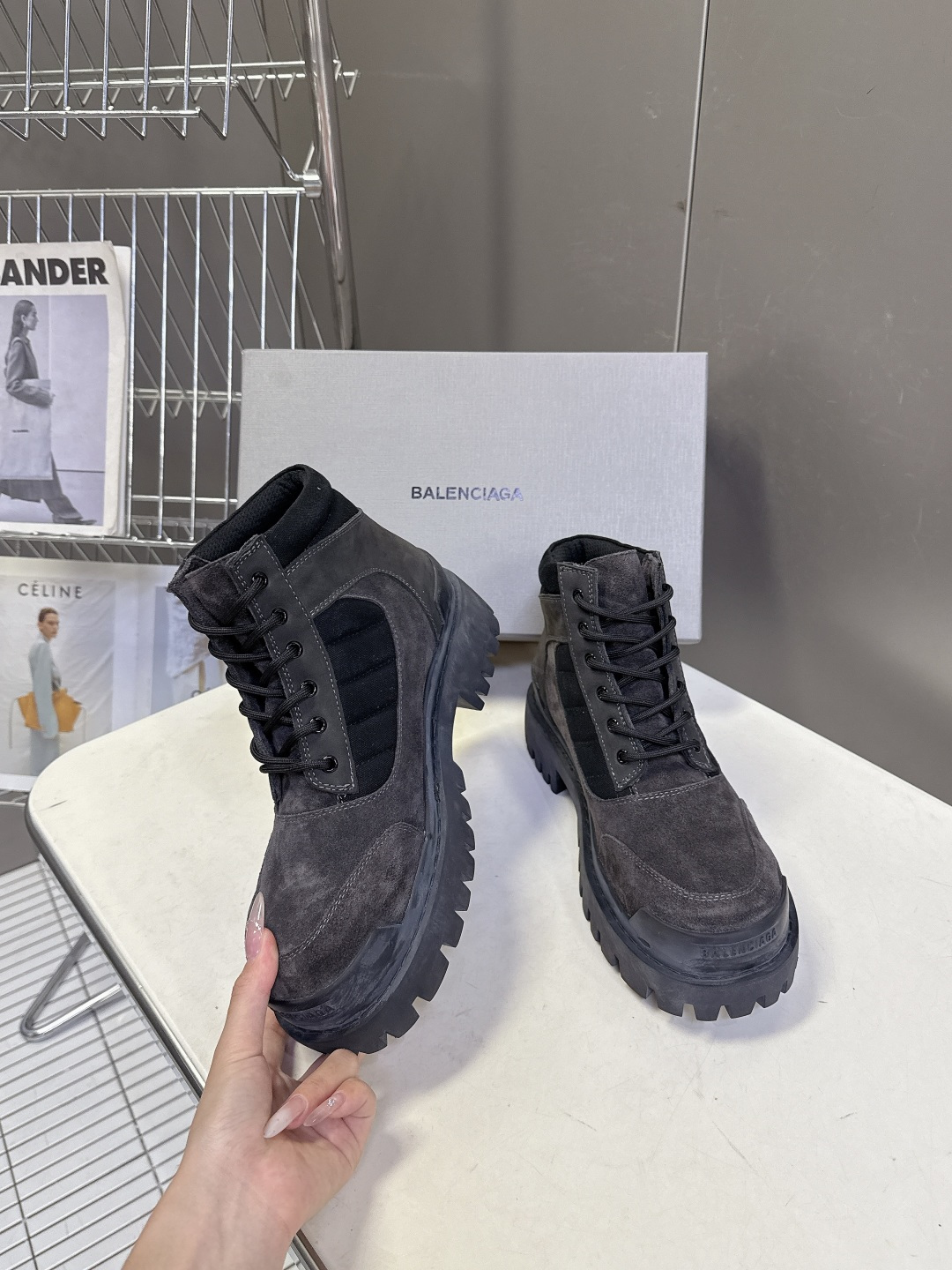 巴黎世家Balenciaga最新情侣款厚底高帮工装马丁靴 超多明星网红种草 鞋面深灰色反绒麂皮，质感复古