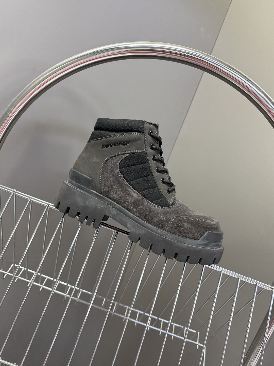 巴黎世家Balenciaga最新情侣款厚底高帮工装马丁靴 超多明星网红种草 鞋面深灰色反绒麂皮，质感复古