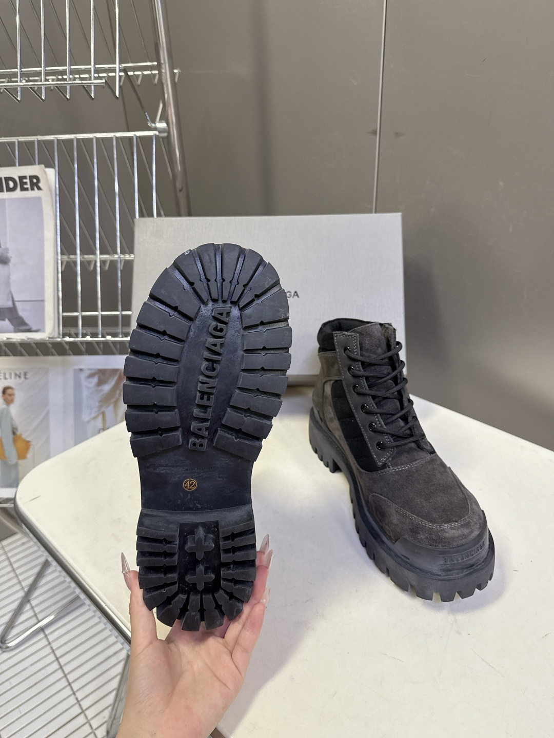 巴黎世家Balenciaga最新情侣款厚底高帮工装马丁靴 超多明星网红种草 鞋面深灰色反绒麂皮，质感复古