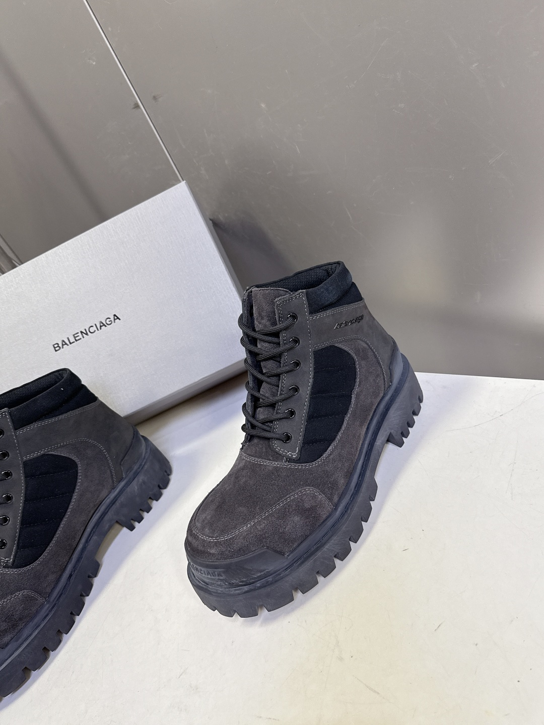 巴黎世家Balenciaga最新情侣款厚底高帮工装马丁靴 超多明星网红种草 鞋面深灰色反绒麂皮，质感复古