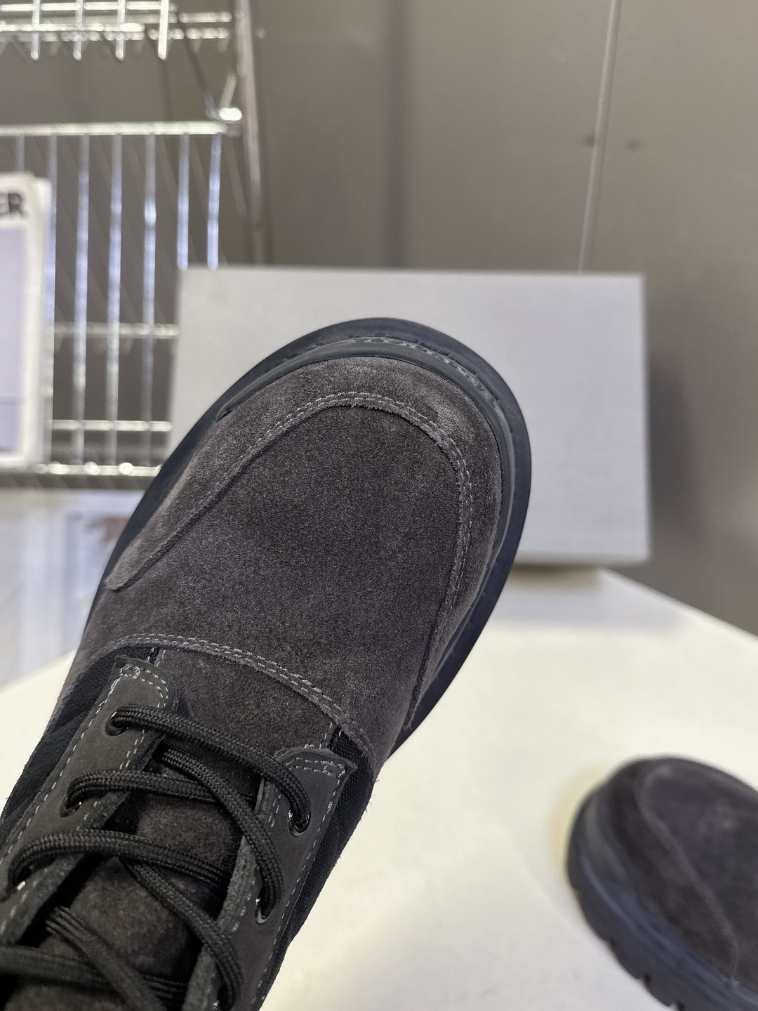 巴黎世家Balenciaga最新情侣款厚底高帮工装马丁靴 超多明星网红种草 鞋面深灰色反绒麂皮，质感复古