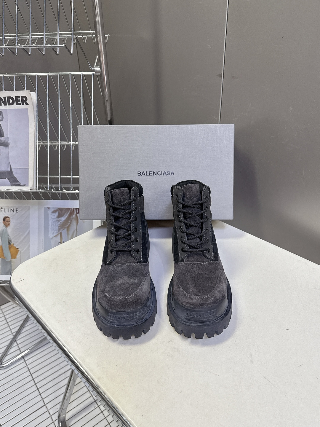 巴黎世家Balenciaga最新情侣款厚底高帮工装马丁靴 超多明星网红种草 鞋面深灰色反绒麂皮，质感复古