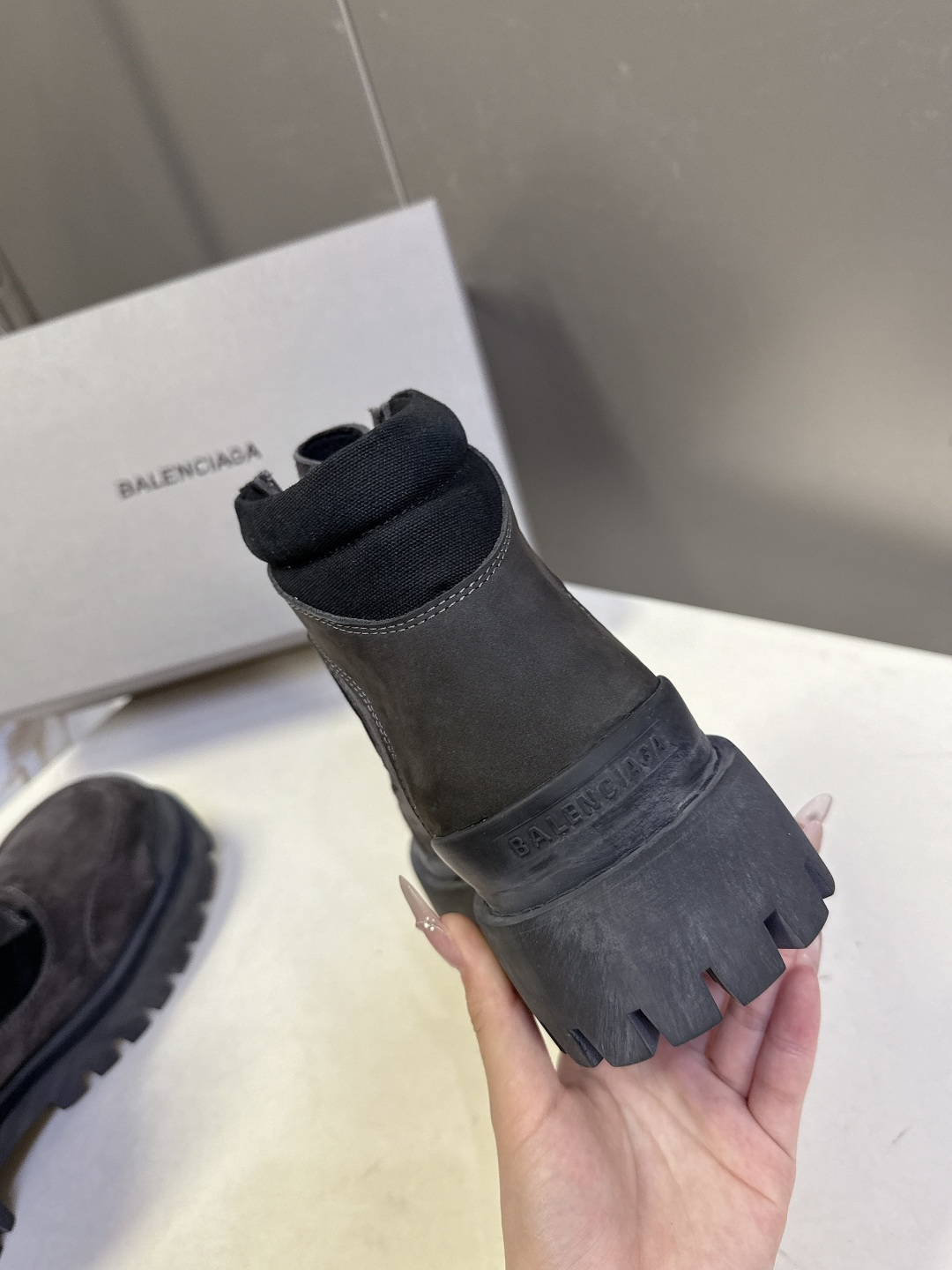 巴黎世家Balenciaga最新情侣款厚底高帮工装马丁靴 超多明星网红种草 鞋面深灰色反绒麂皮，质感复古