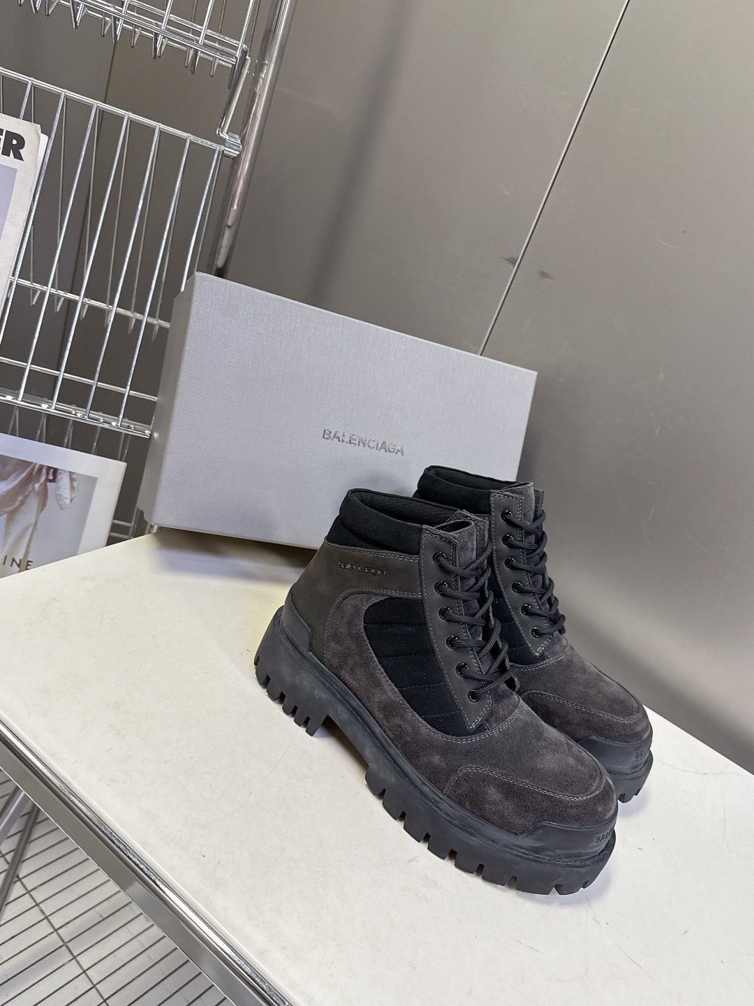 巴黎世家Balenciaga最新情侣款厚底高帮工装马丁靴 超多明星网红种草 鞋面深灰色反绒麂皮，质感复古