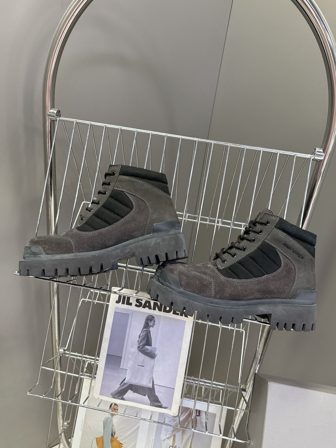 巴黎世家Balenciaga最新情侣款厚底高帮工装马丁靴 超多明星网红种草 鞋面深灰色反绒麂皮，质感复古