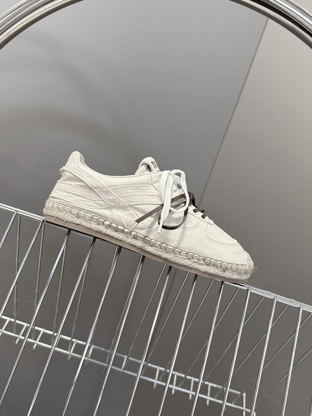 Miu Miu缪缪2026春夏最新款草编底德训鞋超多明星网红种草 这是品牌标志性的“miu系少女风”核心