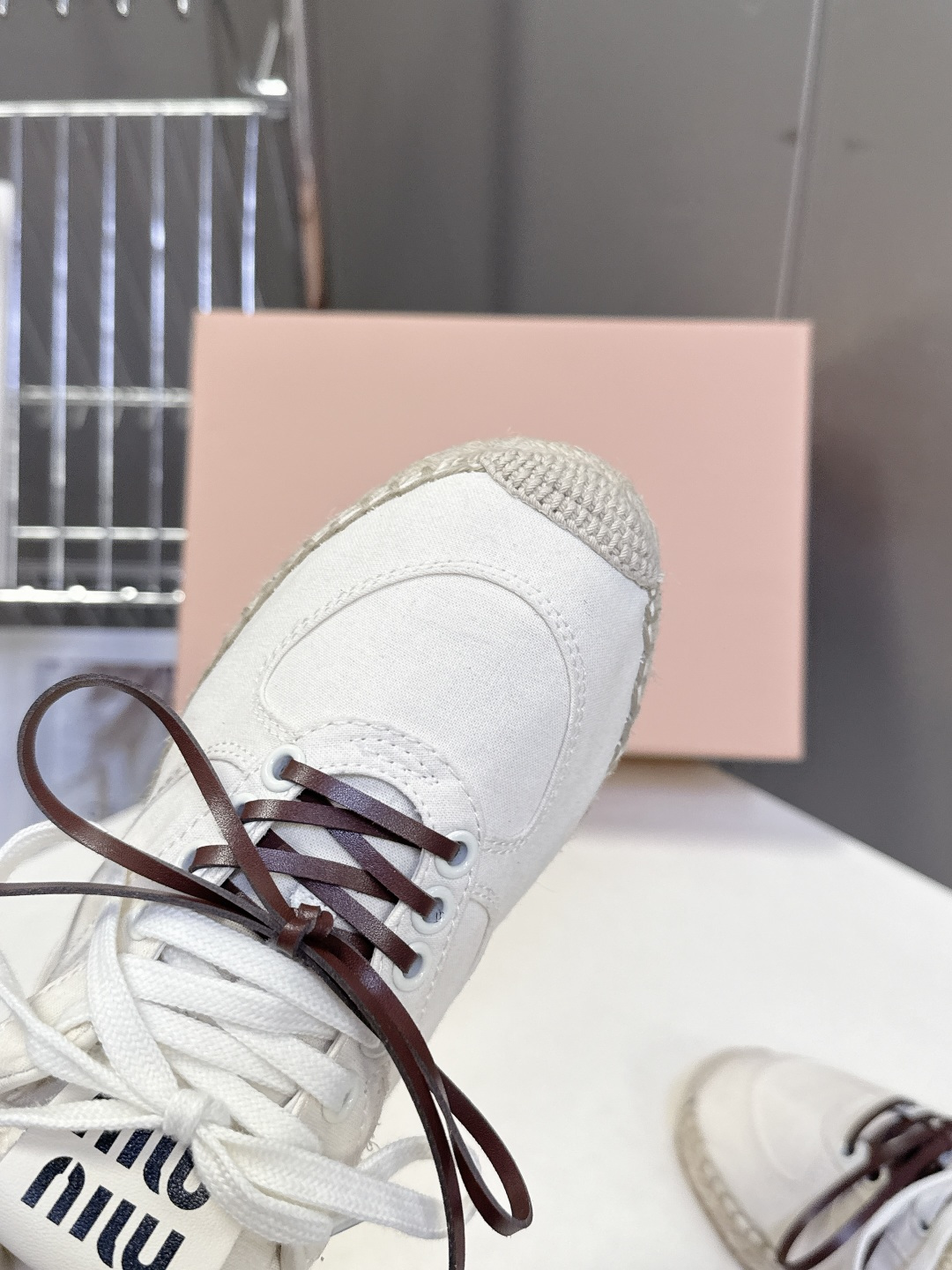 Miu Miu缪缪2026春夏最新款草编底德训鞋超多明星网红种草 这是品牌标志性的“miu系少女风”核心