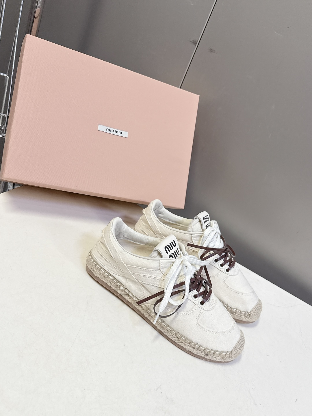 Miu Miu缪缪2026春夏最新款草编底德训鞋超多明星网红种草 这是品牌标志性的“miu系少女风”核心