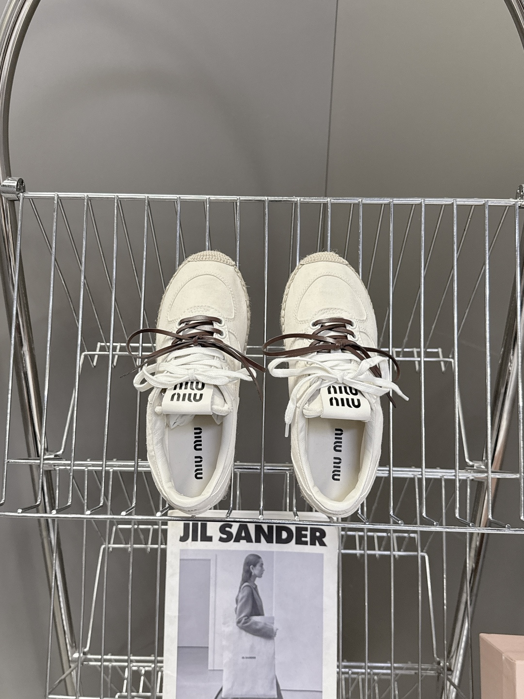 Miu Miu缪缪2026春夏最新款草编底德训鞋超多明星网红种草 这是品牌标志性的“miu系少女风”核心