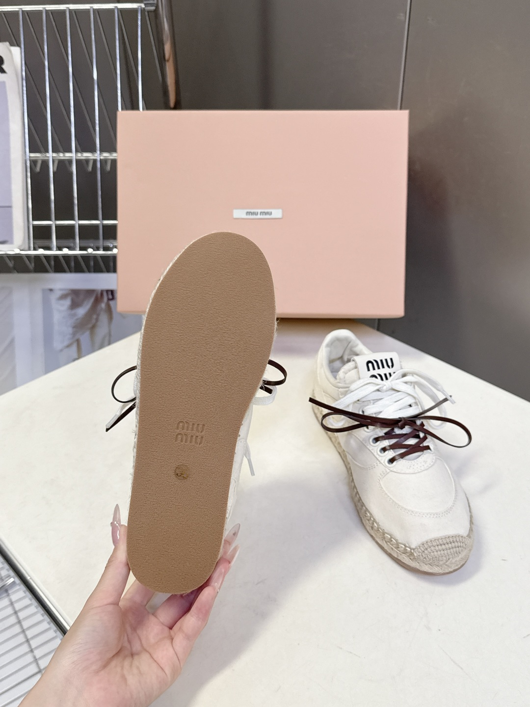 Miu Miu缪缪2026春夏最新款草编底德训鞋超多明星网红种草 这是品牌标志性的“miu系少女风”核心