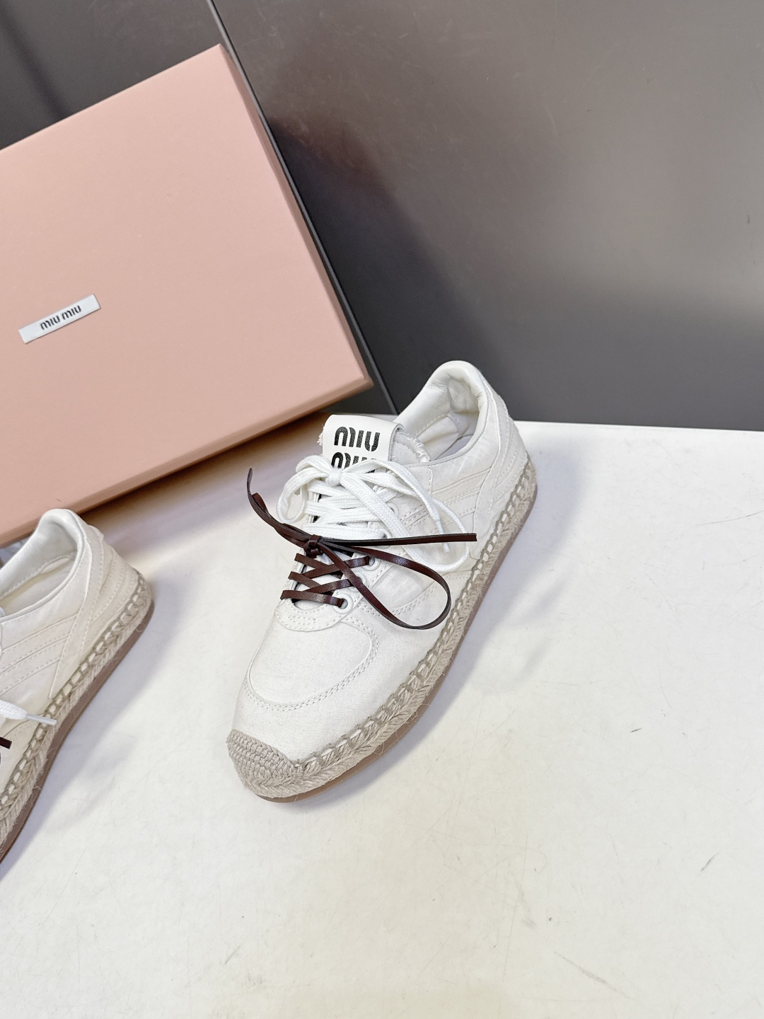 Miu Miu缪缪2026春夏最新款草编底德训鞋超多明星网红种草 这是品牌标志性的“miu系少女风”核心