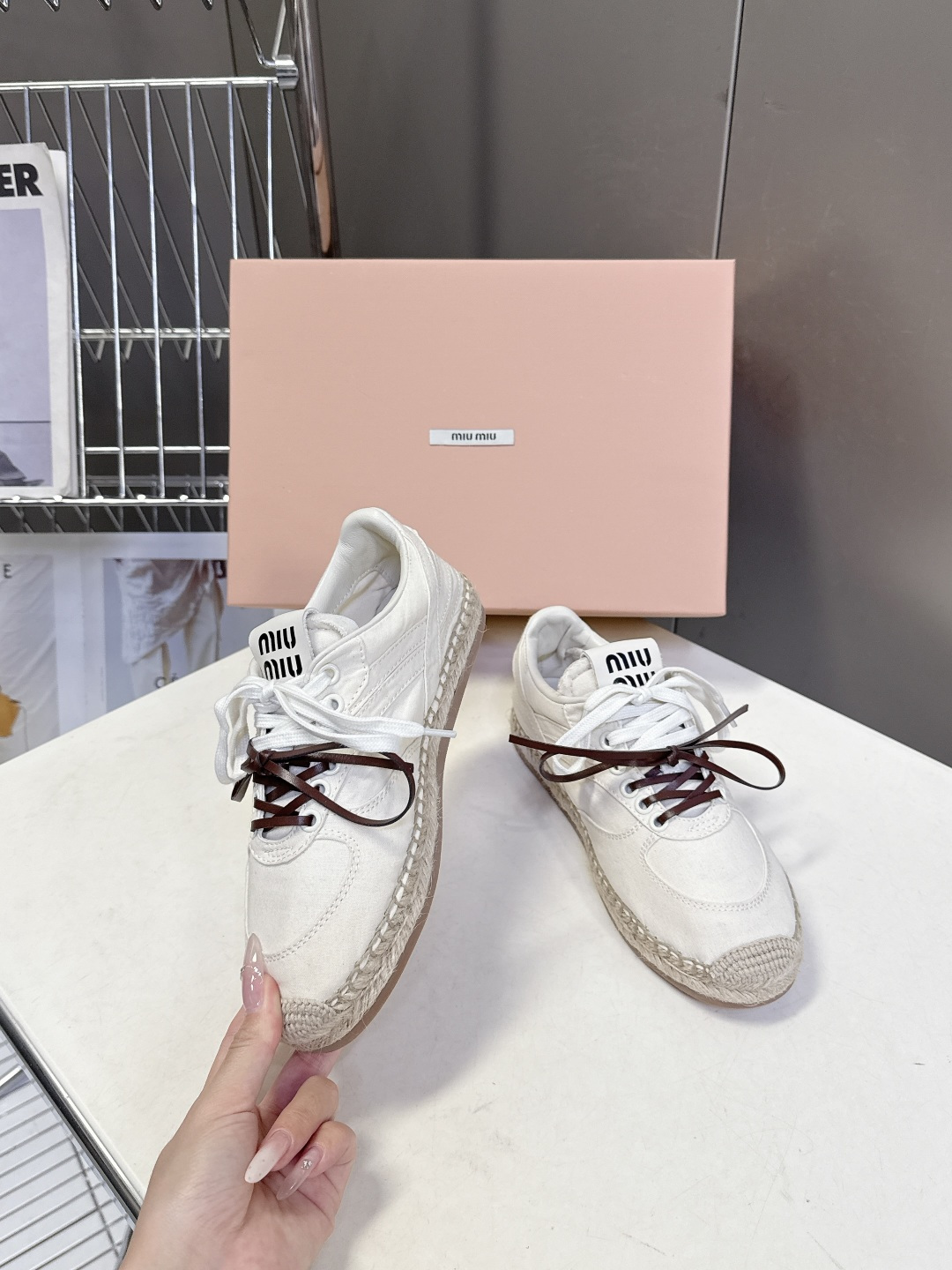 Miu Miu缪缪2026春夏最新款草编底德训鞋超多明星网红种草 这是品牌标志性的“miu系少女风”核心