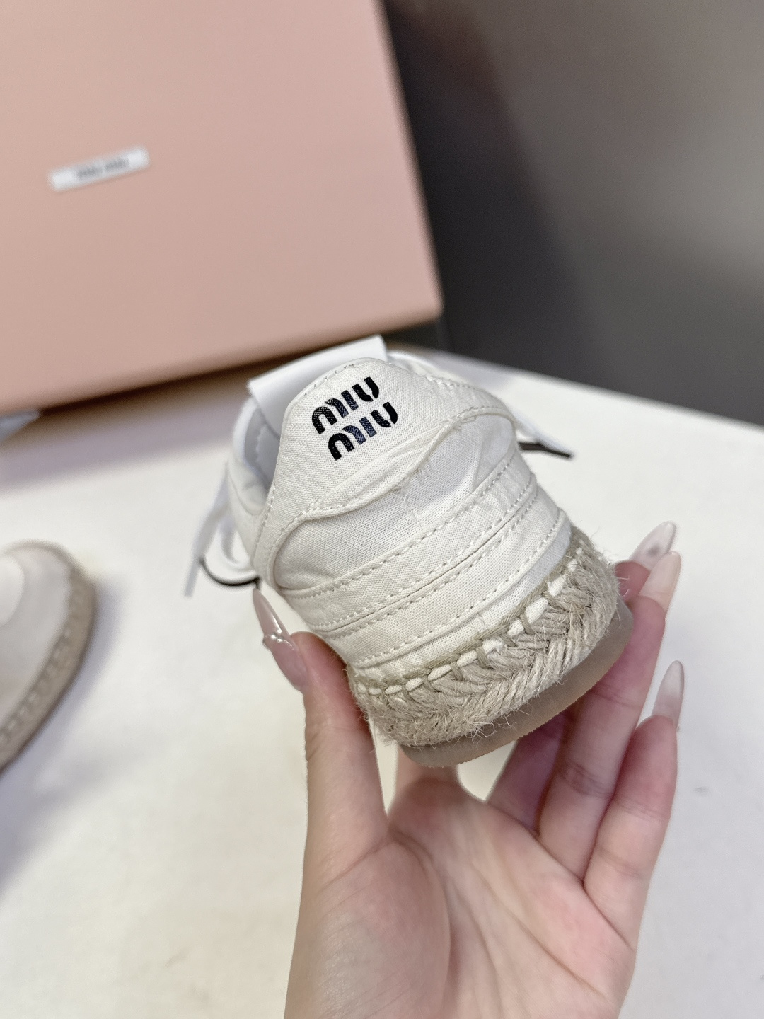 Miu Miu缪缪2026春夏最新款草编底德训鞋超多明星网红种草 这是品牌标志性的“miu系少女风”核心