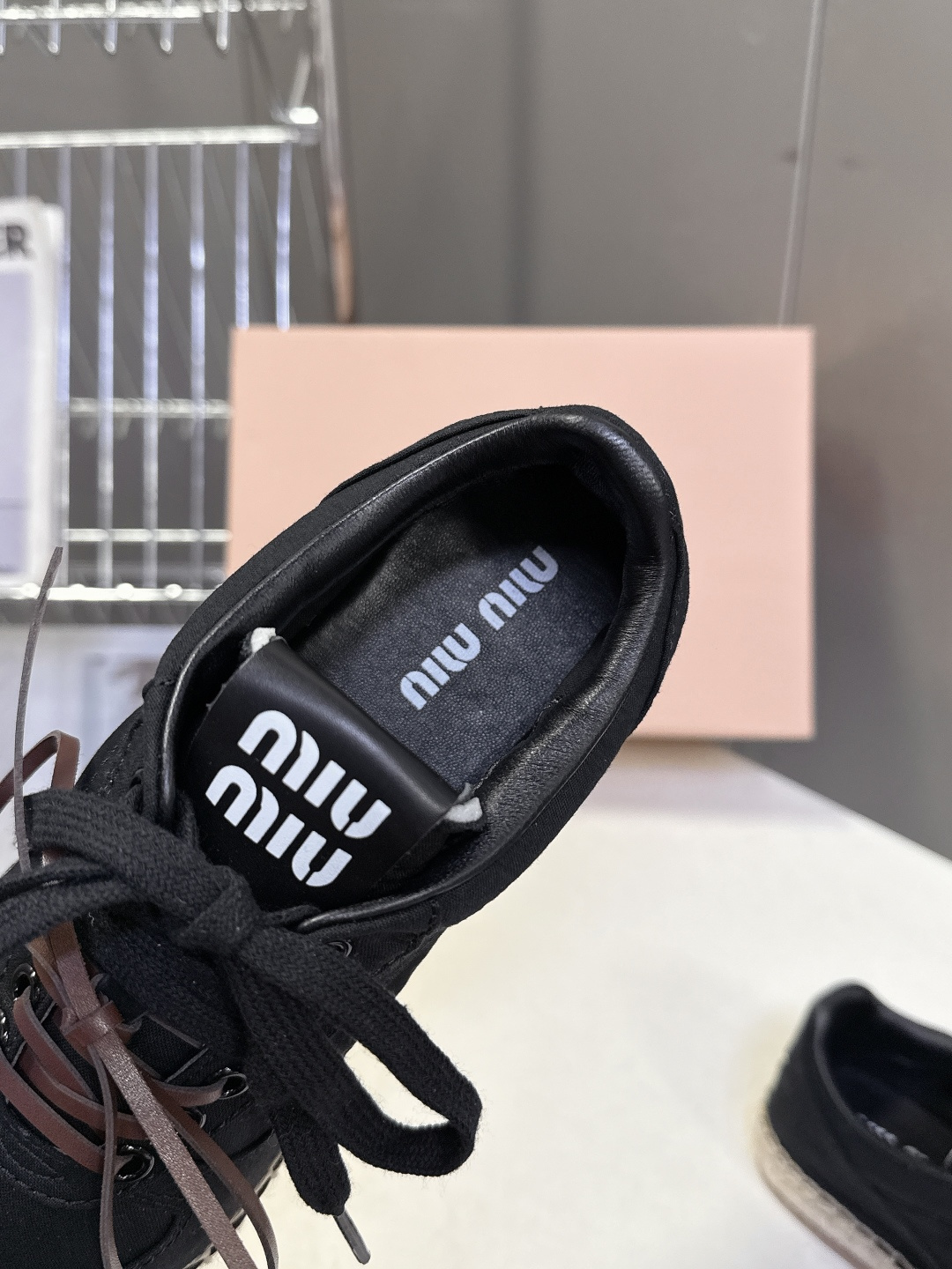 Miu Miu缪缪2026春夏最新款草编底德训鞋超多明星网红种草 这是品牌标志性的“miu系少女风”核心