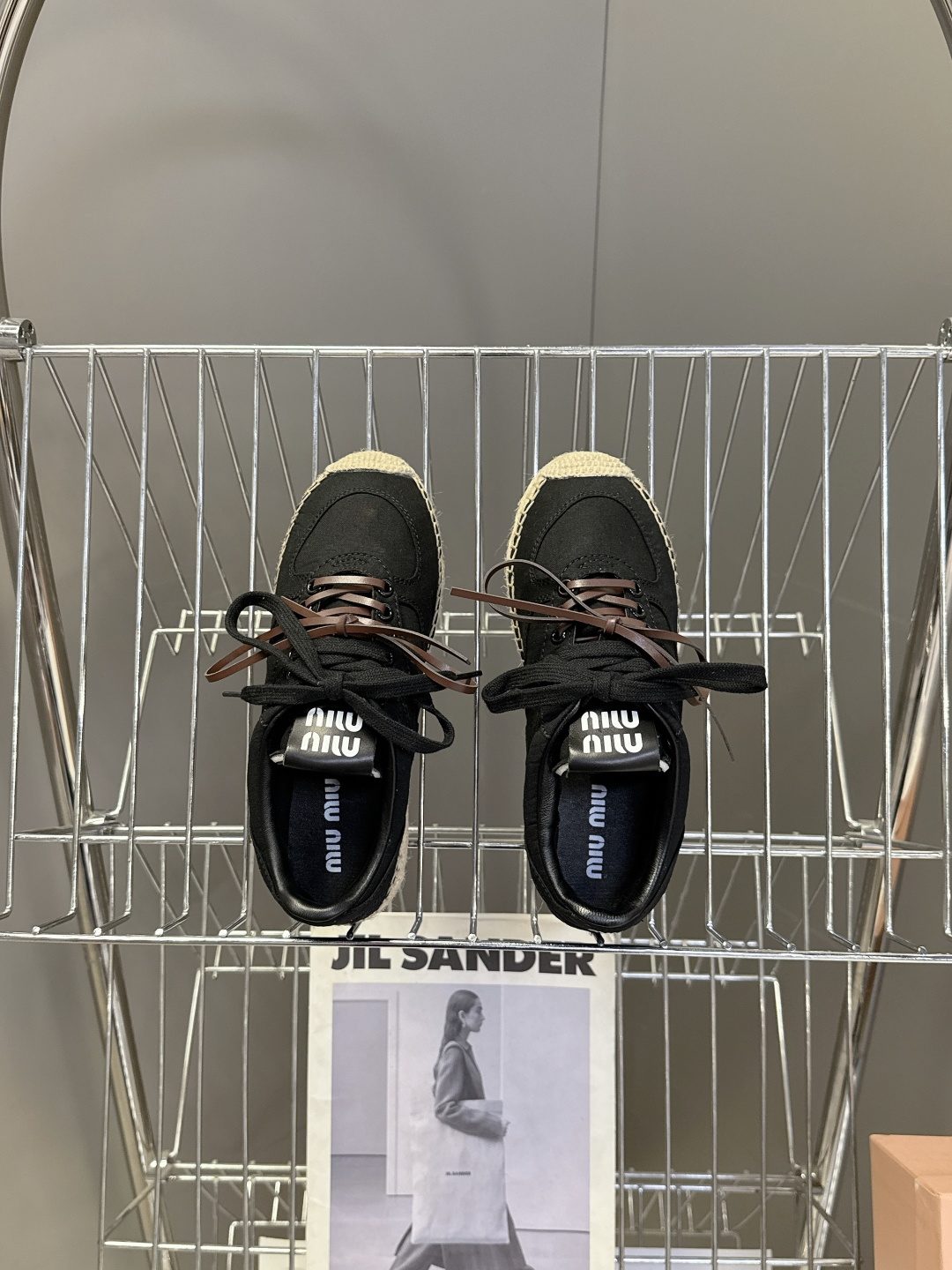 Miu Miu缪缪2026春夏最新款草编底德训鞋超多明星网红种草 这是品牌标志性的“miu系少女风”核心