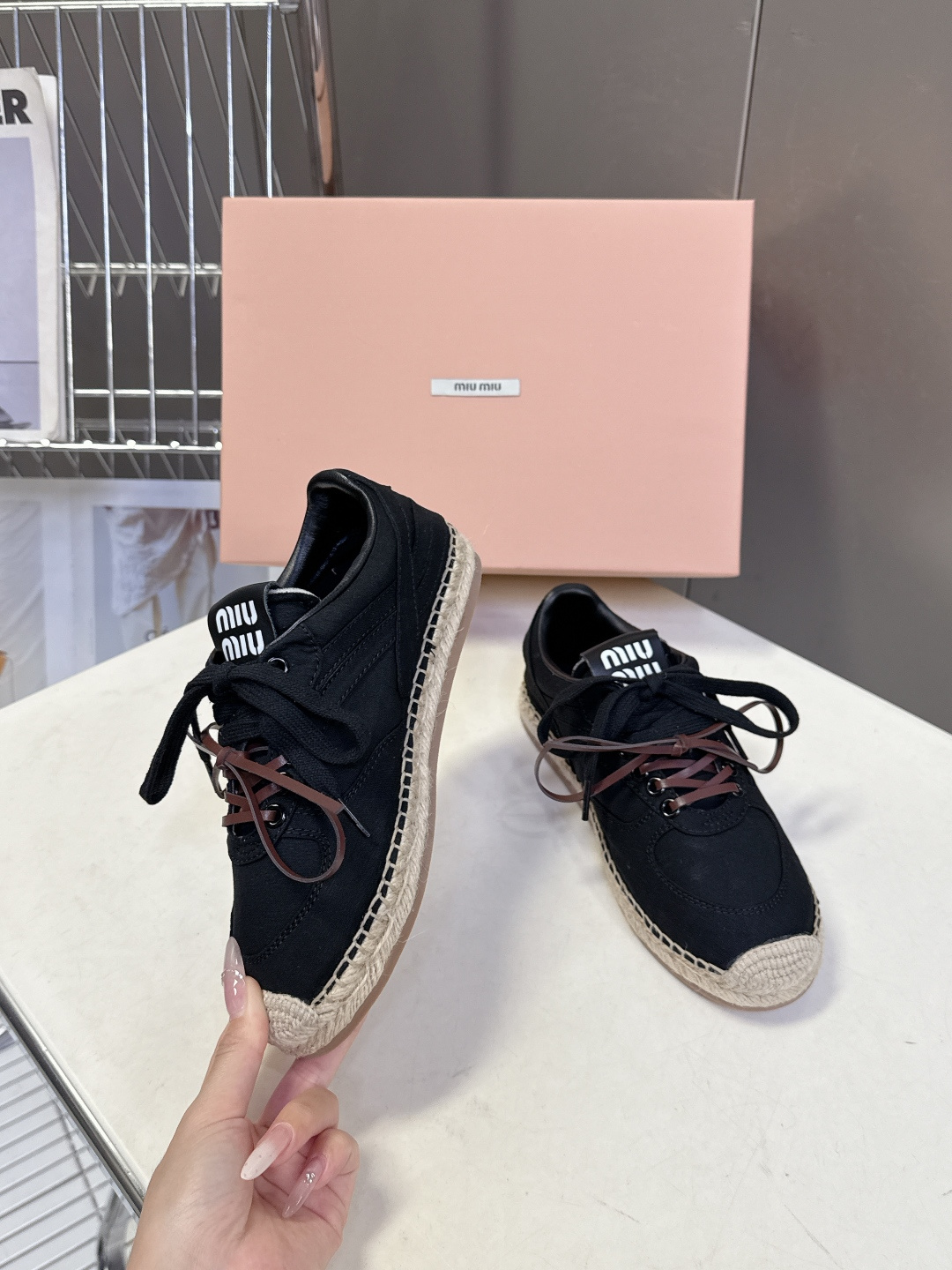 Miu Miu缪缪2026春夏最新款草编底德训鞋超多明星网红种草 这是品牌标志性的“miu系少女风”核心