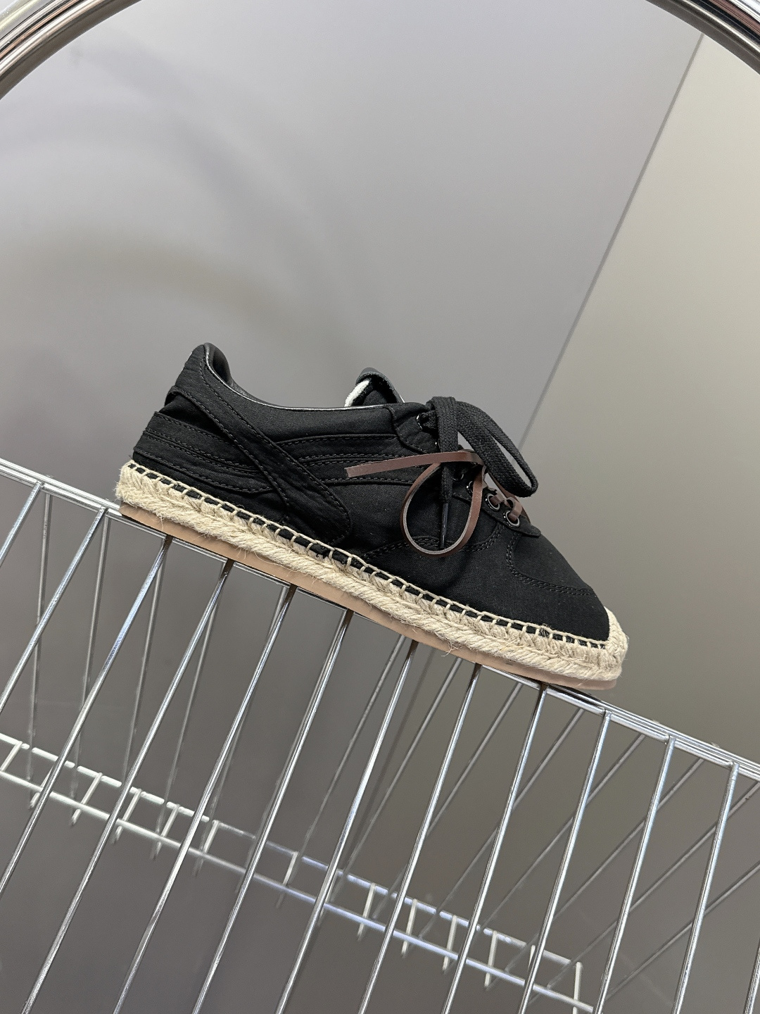 Miu Miu缪缪2026春夏最新款草编底德训鞋超多明星网红种草 这是品牌标志性的“miu系少女风”核心