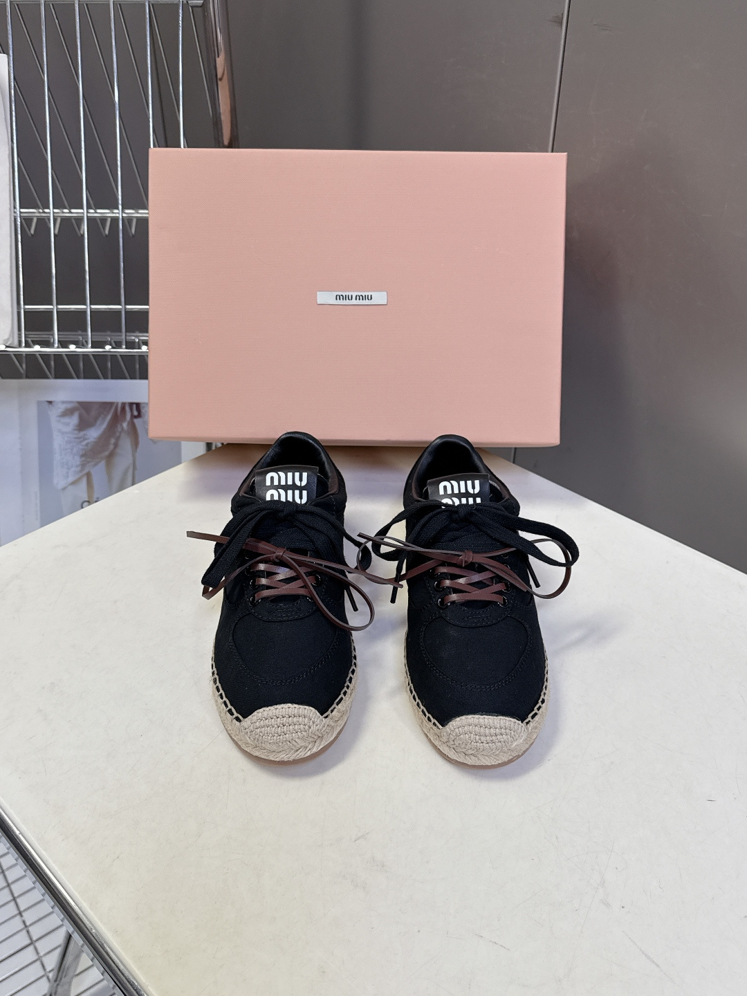 Miu Miu缪缪2026春夏最新款草编底德训鞋超多明星网红种草 这是品牌标志性的“miu系少女风”核心