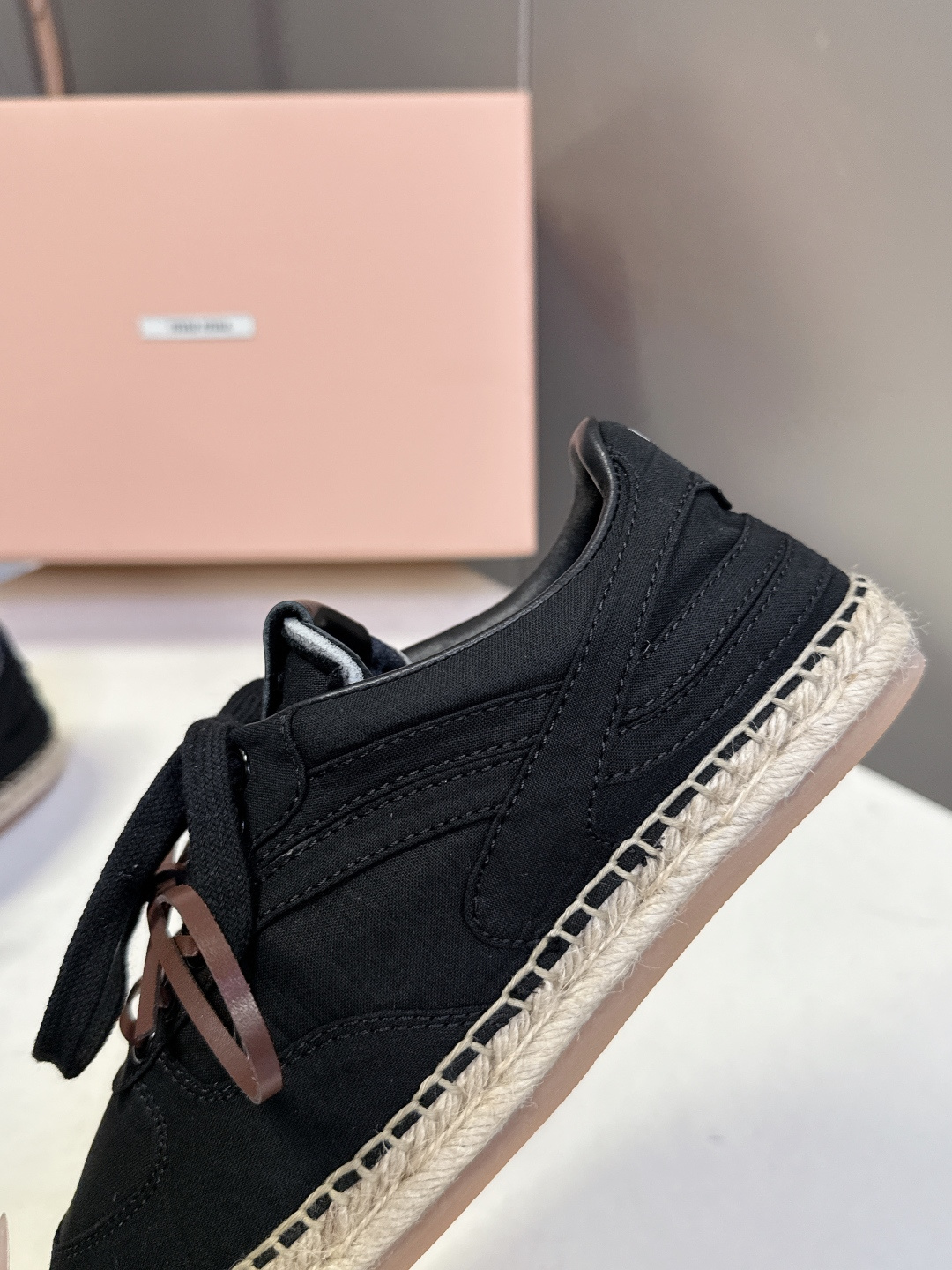 Miu Miu缪缪2026春夏最新款草编底德训鞋超多明星网红种草 这是品牌标志性的“miu系少女风”核心