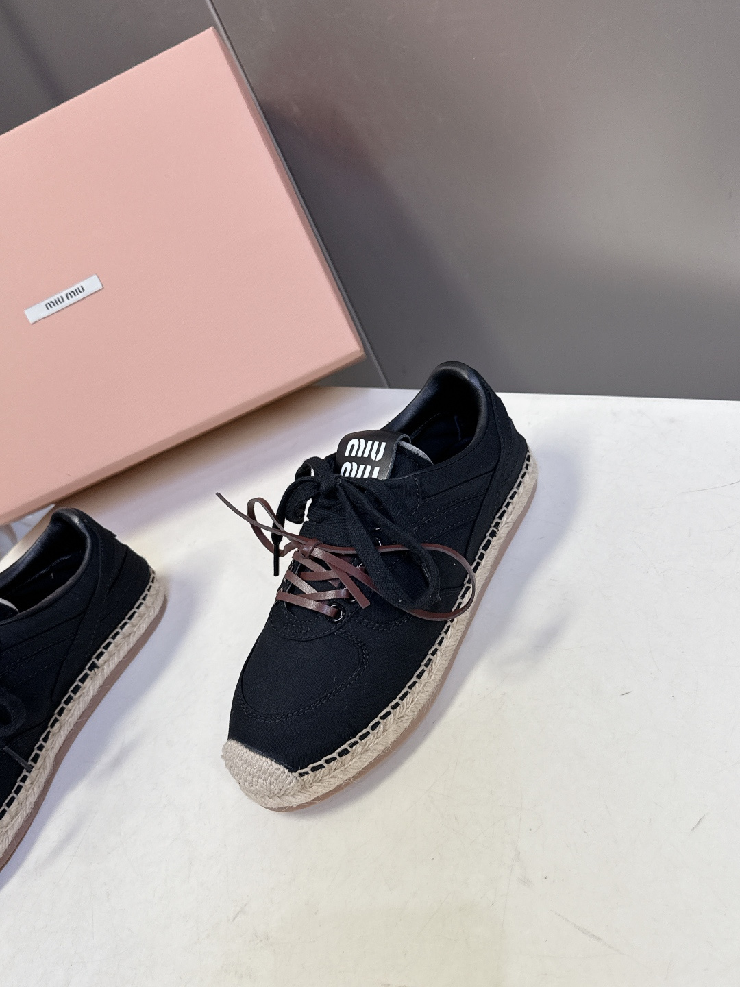 Miu Miu缪缪2026春夏最新款草编底德训鞋超多明星网红种草 这是品牌标志性的“miu系少女风”核心