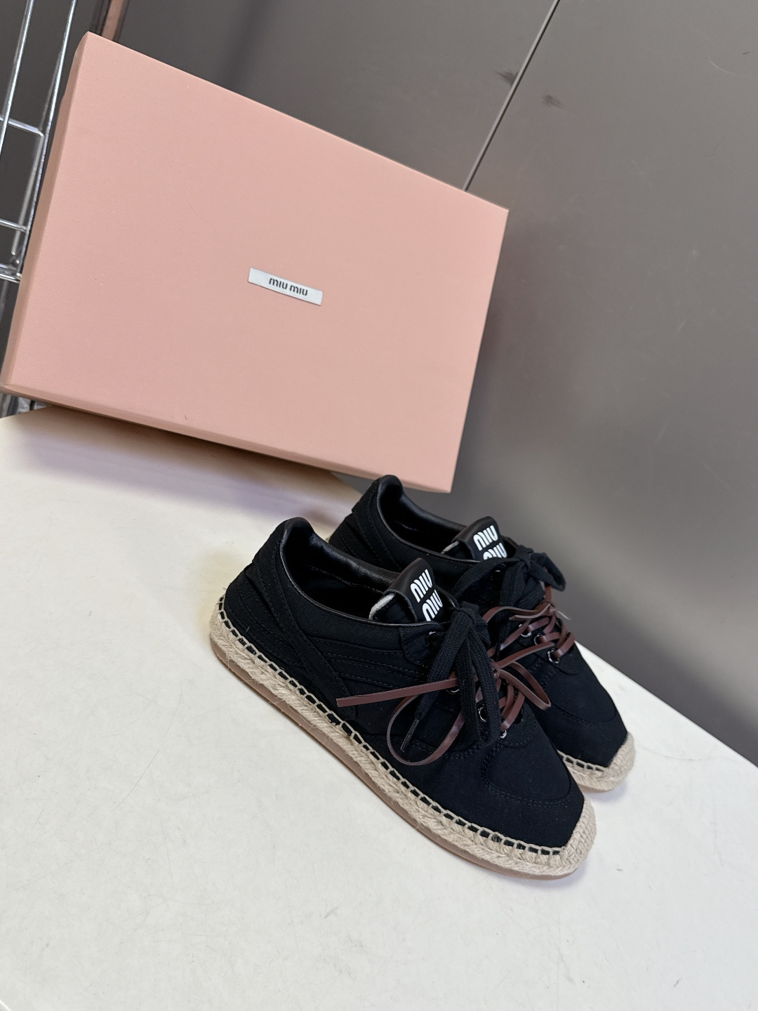 Miu Miu缪缪2026春夏最新款草编底德训鞋超多明星网红种草 这是品牌标志性的“miu系少女风”核心