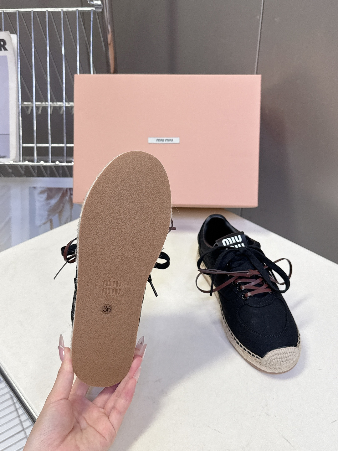 Miu Miu缪缪2026春夏最新款草编底德训鞋超多明星网红种草 这是品牌标志性的“miu系少女风”核心