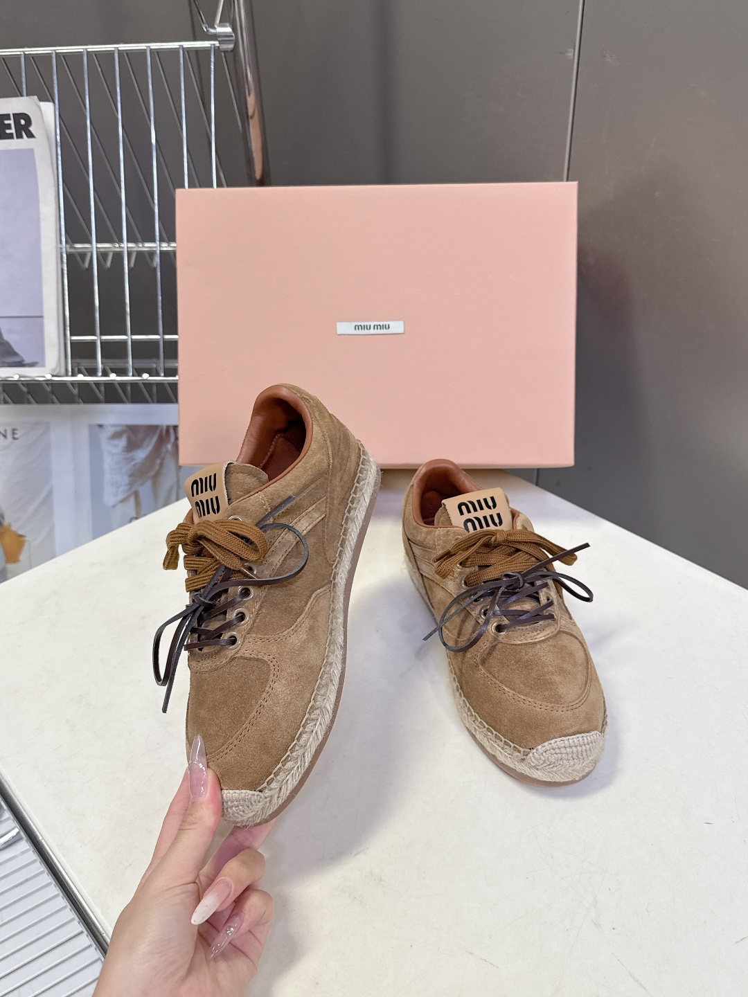 Miu Miu缪缪2026春夏最新款草编底德训鞋超多明星网红种草 这是品牌标志性的“miu系少女风”核心