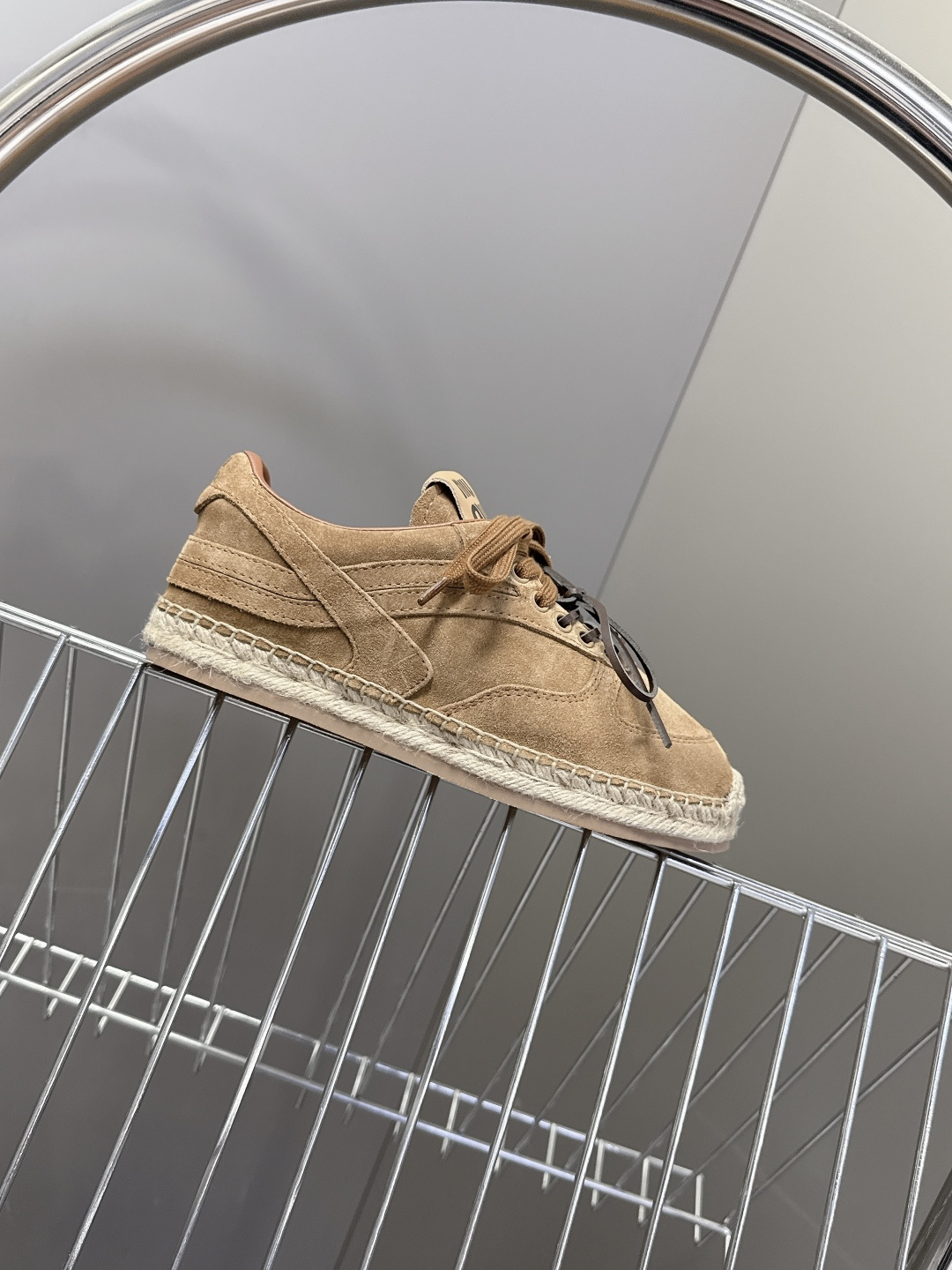 Miu Miu缪缪2026春夏最新款草编底德训鞋超多明星网红种草 这是品牌标志性的“miu系少女风”核心