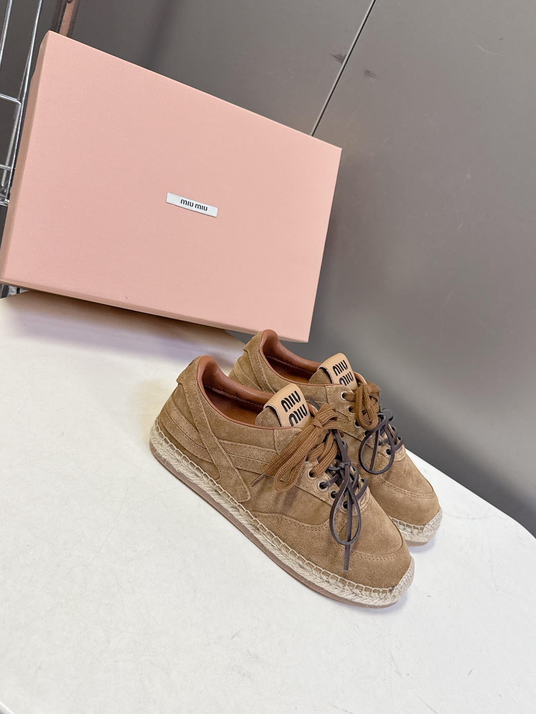 Miu Miu缪缪2026春夏最新款草编底德训鞋超多明星网红种草 这是品牌标志性的“miu系少女风”核心