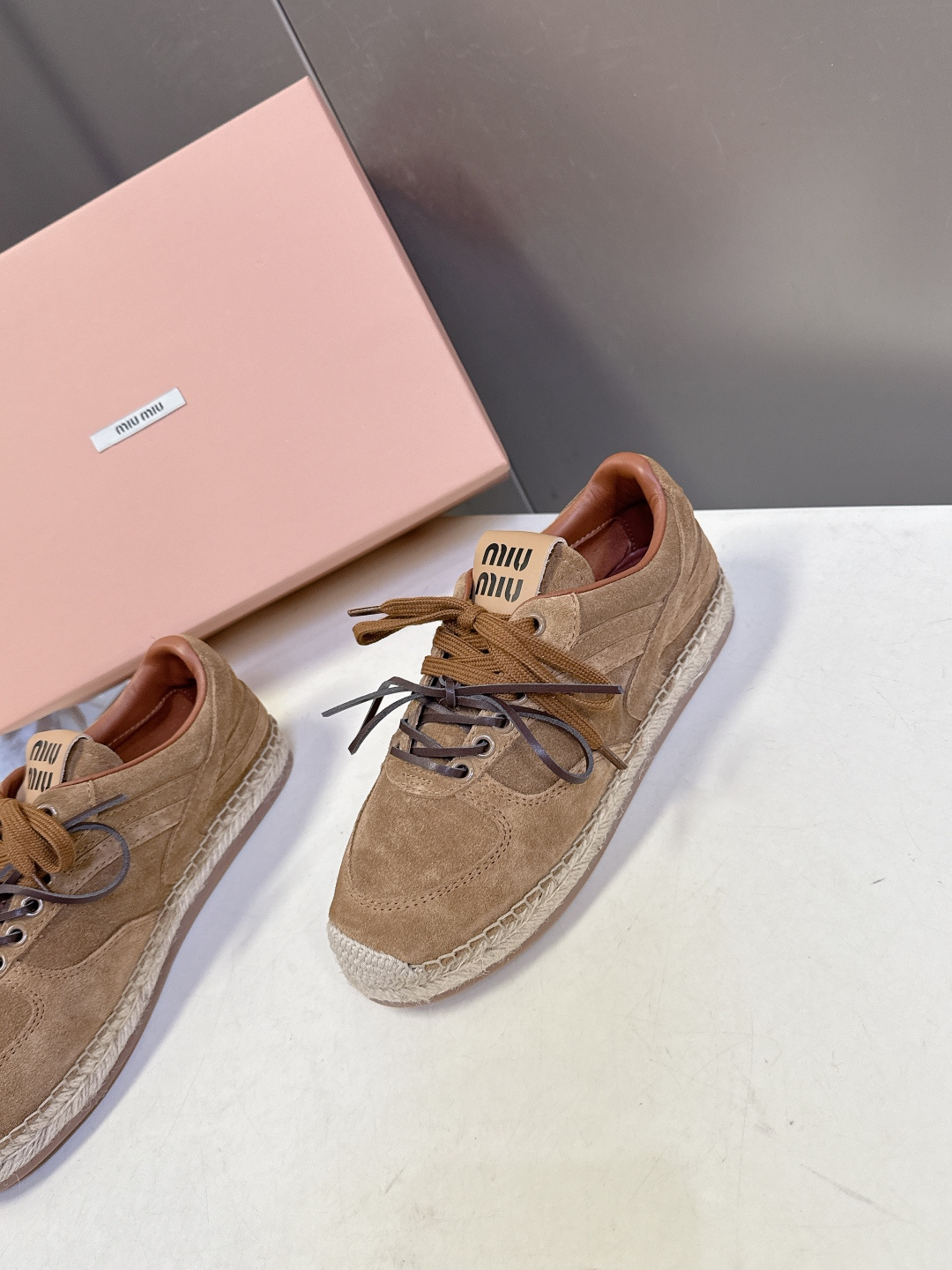 Miu Miu缪缪2026春夏最新款草编底德训鞋超多明星网红种草 这是品牌标志性的“miu系少女风”核心