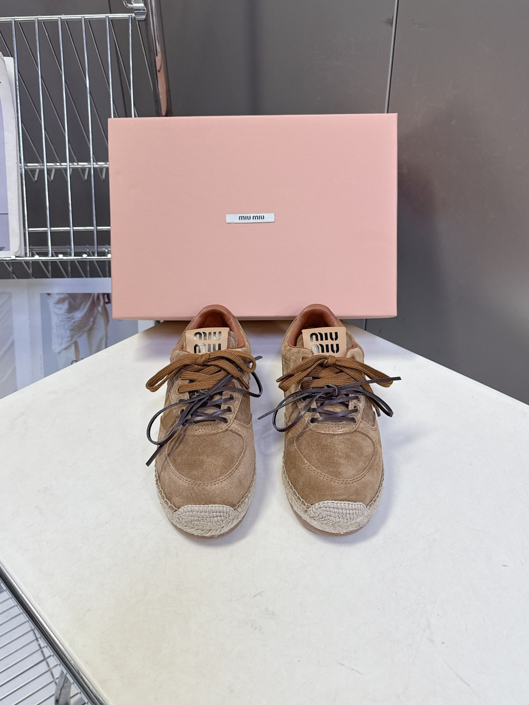 Miu Miu缪缪2026春夏最新款草编底德训鞋超多明星网红种草 这是品牌标志性的“miu系少女风”核心