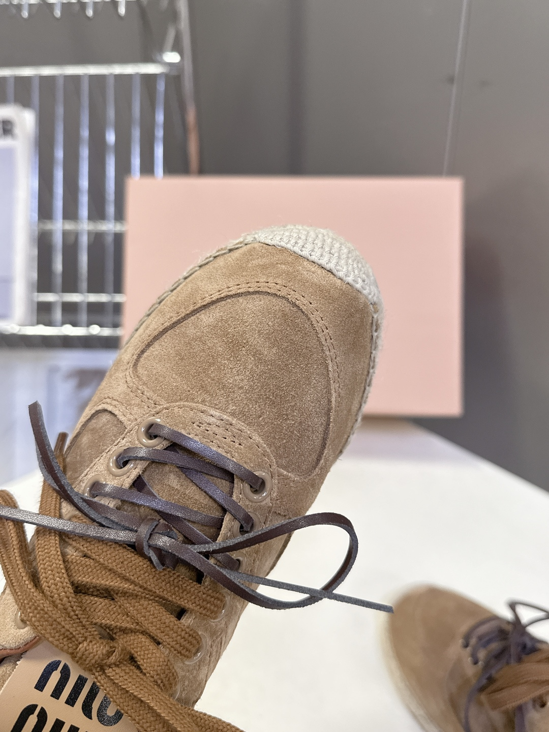 Miu Miu缪缪2026春夏最新款草编底德训鞋超多明星网红种草 这是品牌标志性的“miu系少女风”核心