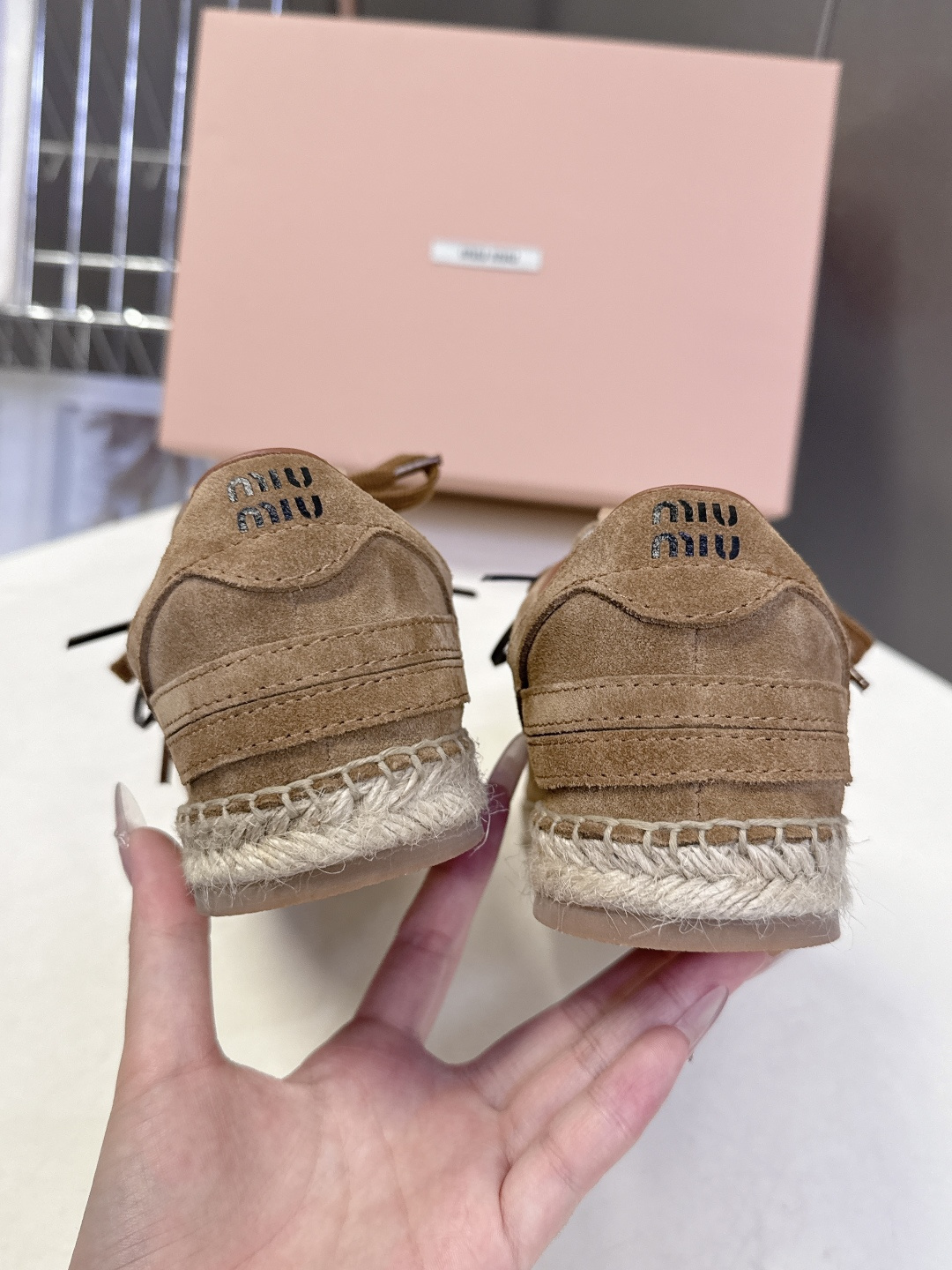 Miu Miu缪缪2026春夏最新款草编底德训鞋超多明星网红种草 这是品牌标志性的“miu系少女风”核心