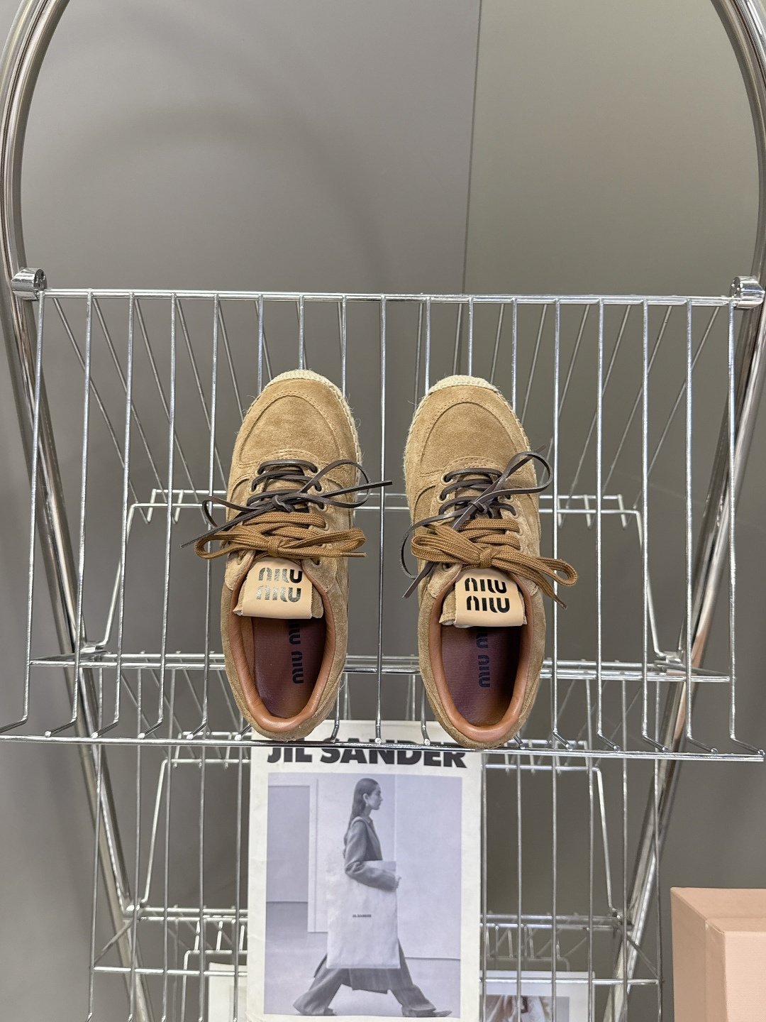 Miu Miu缪缪2026春夏最新款草编底德训鞋超多明星网红种草 这是品牌标志性的“miu系少女风”核心