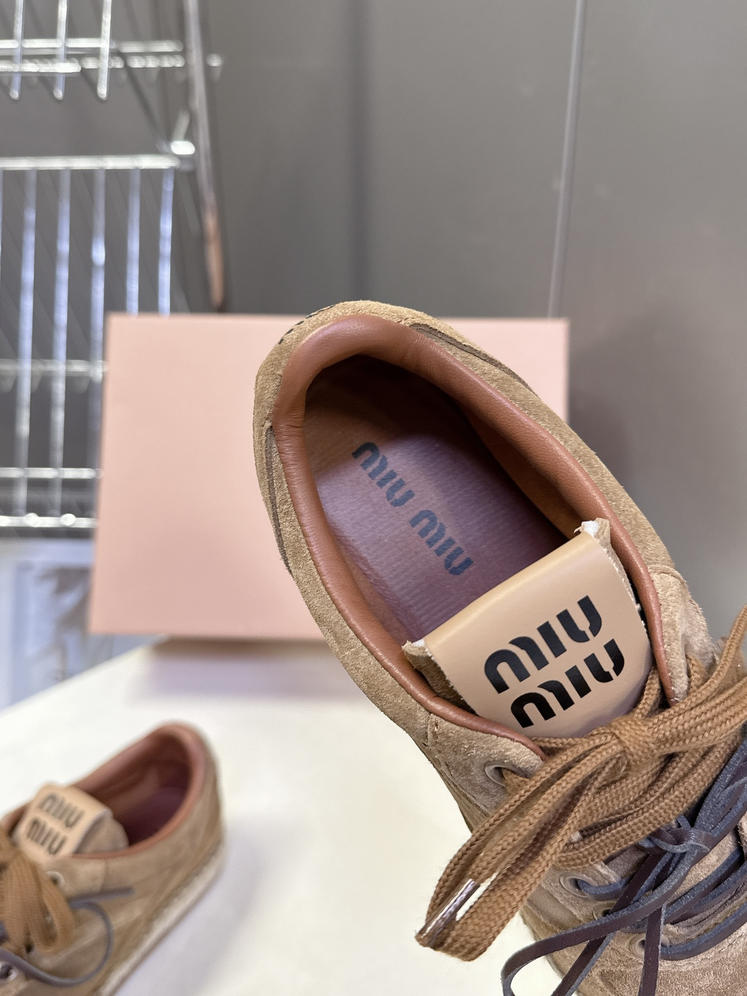 Miu Miu缪缪2026春夏最新款草编底德训鞋超多明星网红种草 这是品牌标志性的“miu系少女风”核心
