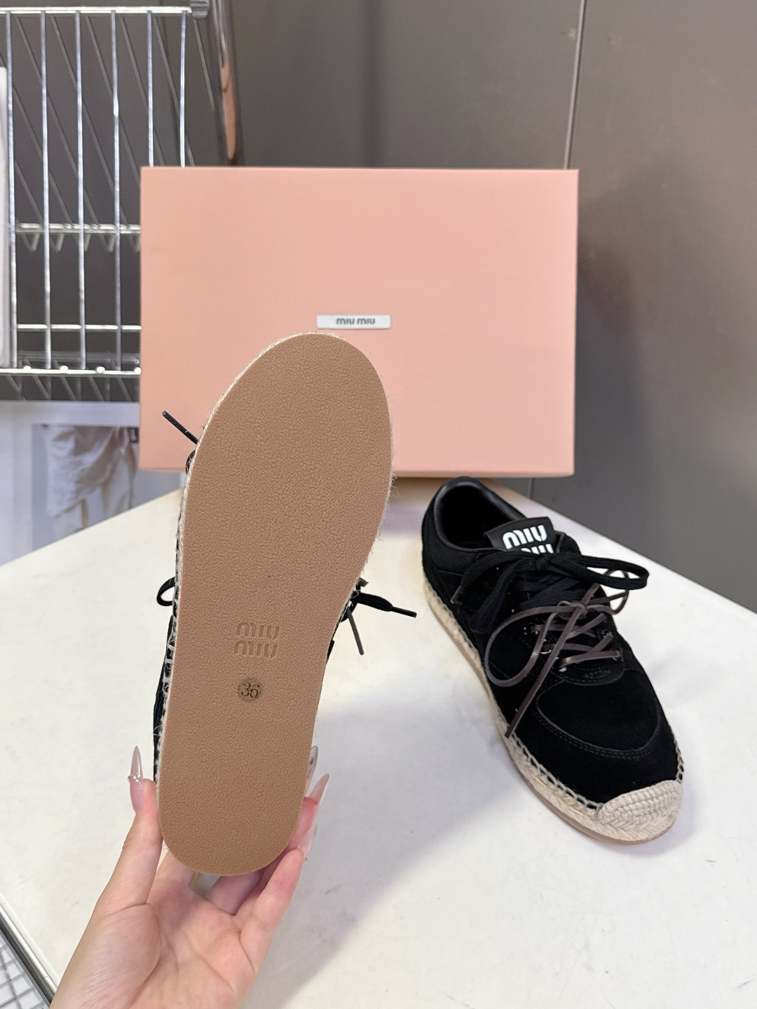 Miu Miu缪缪2026春夏最新款草编底德训鞋超多明星网红种草 这是品牌标志性的“miu系少女风”核心