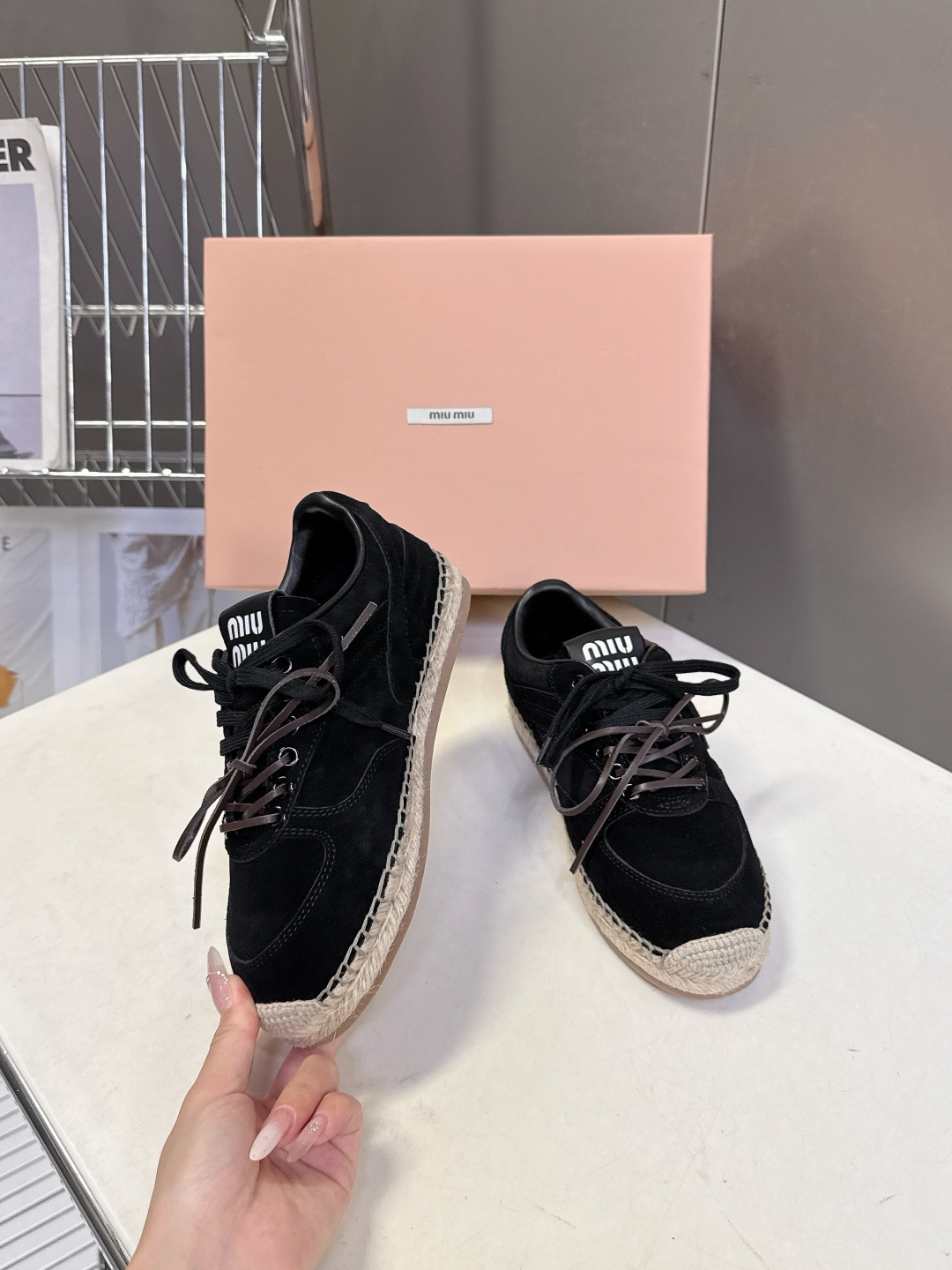 Miu Miu缪缪2026春夏最新款草编底德训鞋超多明星网红种草 这是品牌标志性的“miu系少女风”核心