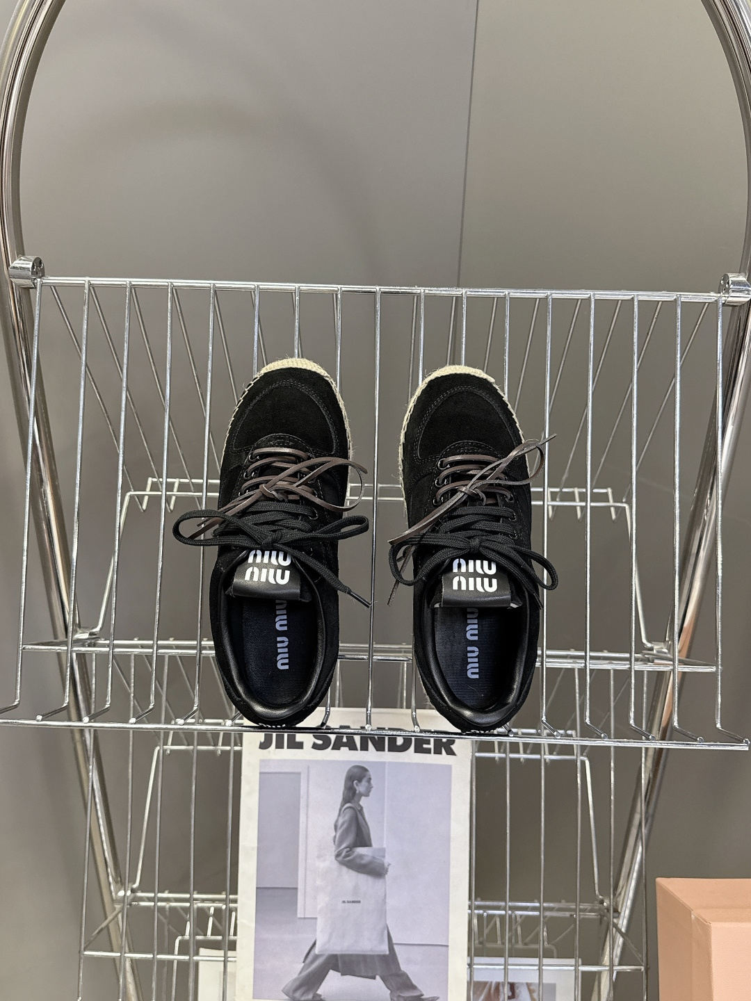 Miu Miu缪缪2026春夏最新款草编底德训鞋超多明星网红种草 这是品牌标志性的“miu系少女风”核心