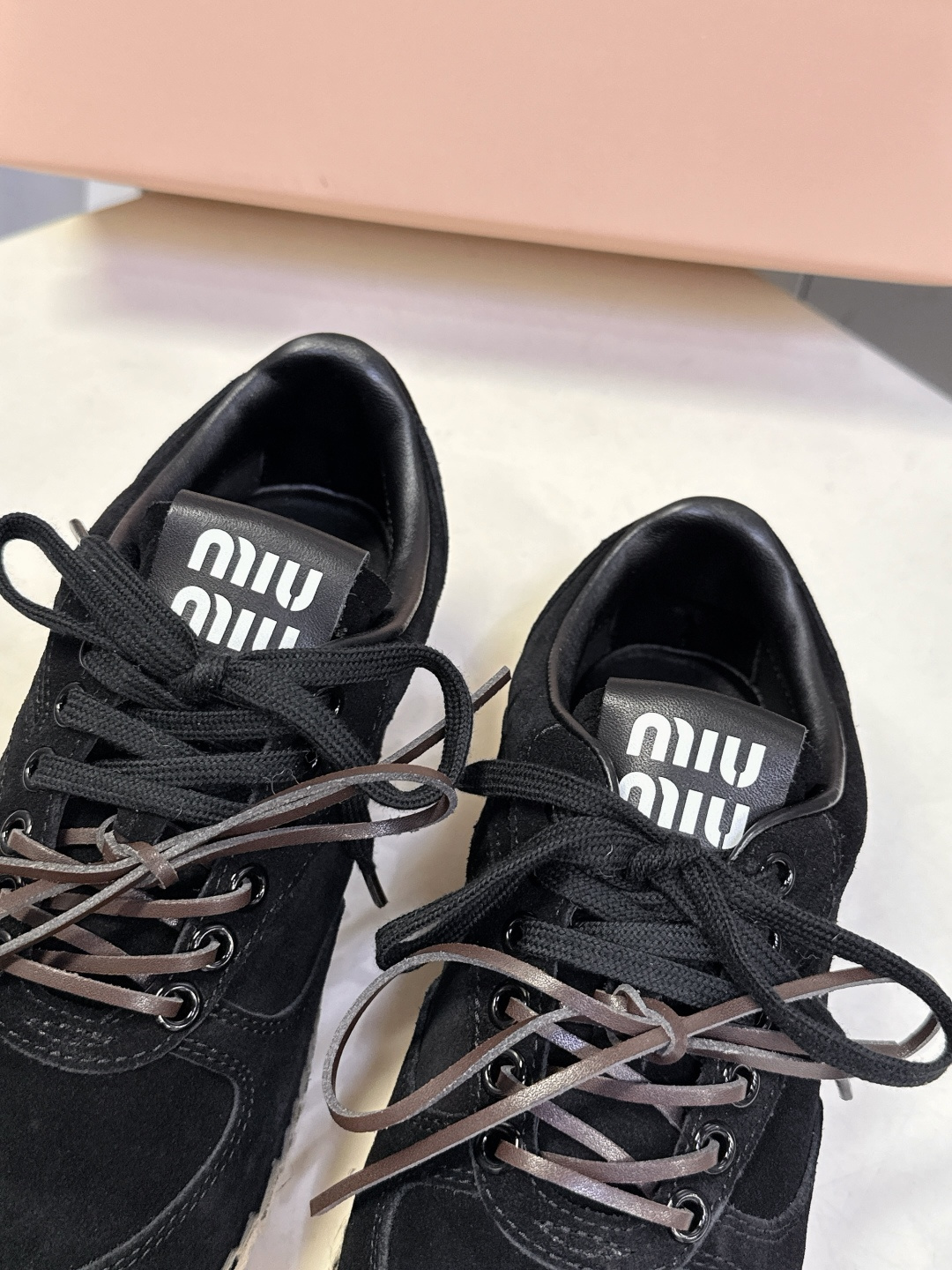 Miu Miu缪缪2026春夏最新款草编底德训鞋超多明星网红种草 这是品牌标志性的“miu系少女风”核心