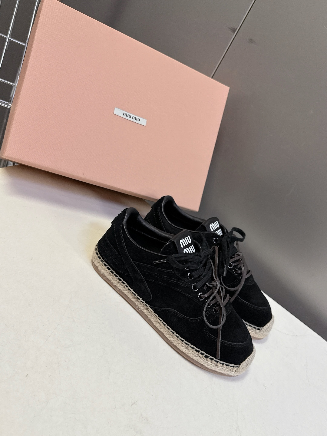 Miu Miu缪缪2026春夏最新款草编底德训鞋超多明星网红种草 这是品牌标志性的“miu系少女风”核心