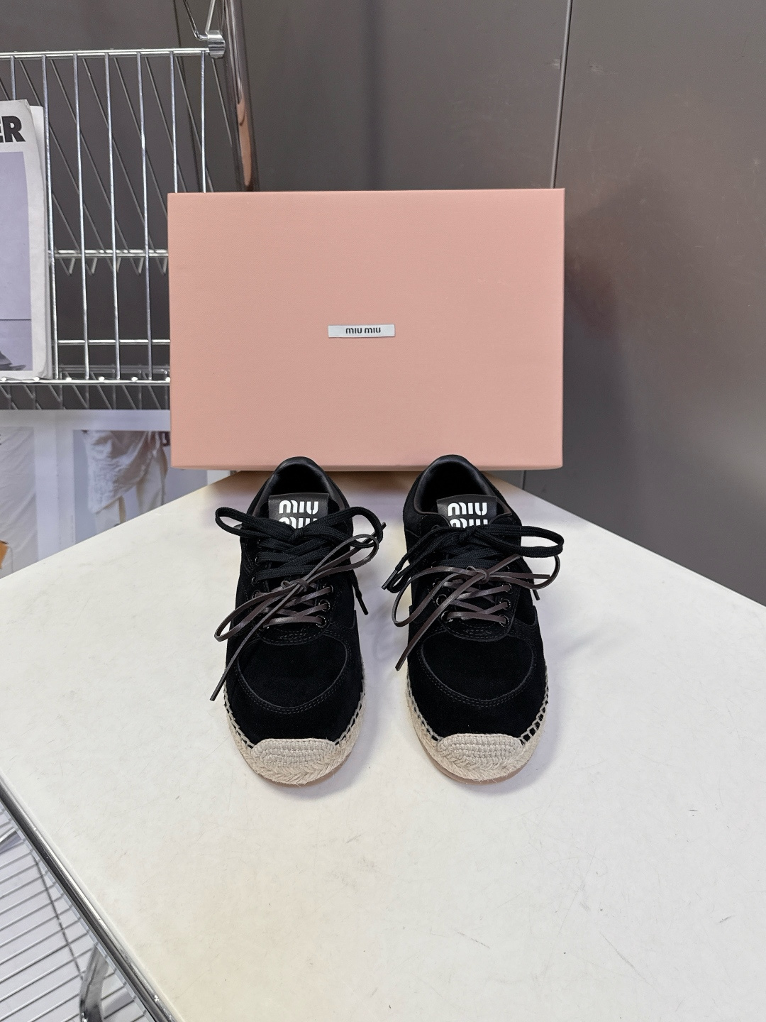 Miu Miu缪缪2026春夏最新款草编底德训鞋超多明星网红种草 这是品牌标志性的“miu系少女风”核心