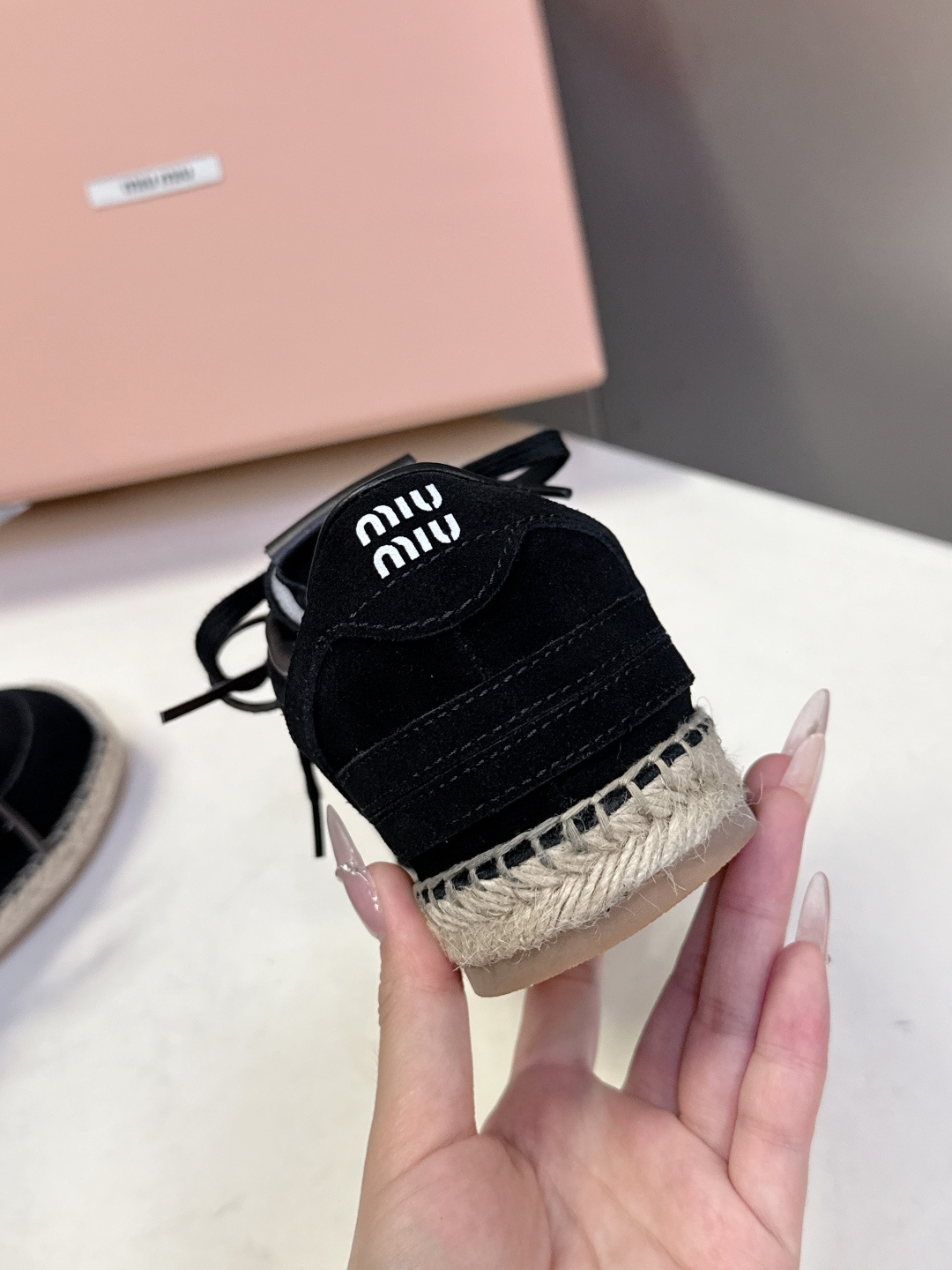 Miu Miu缪缪2026春夏最新款草编底德训鞋超多明星网红种草 这是品牌标志性的“miu系少女风”核心