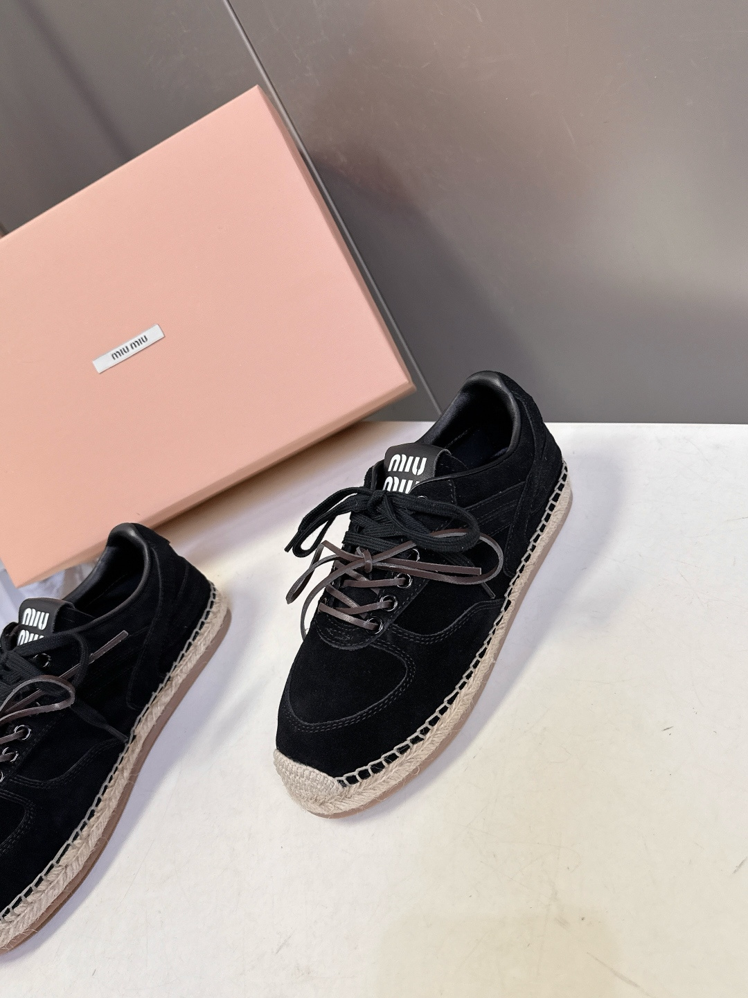 Miu Miu缪缪2026春夏最新款草编底德训鞋超多明星网红种草 这是品牌标志性的“miu系少女风”核心